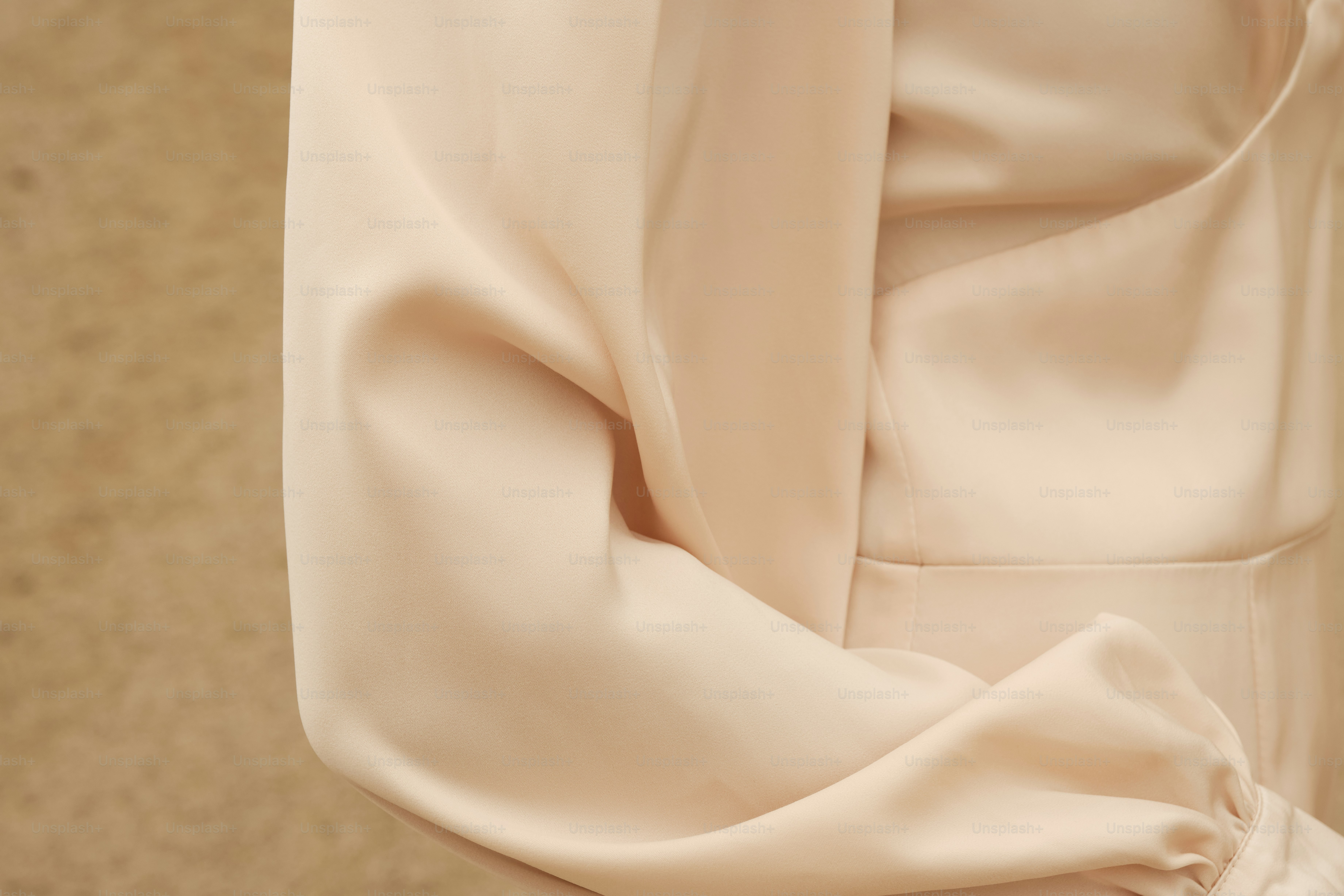 Eine Nahaufnahme einer Person, die ein Kleid und eine Jacke trägt