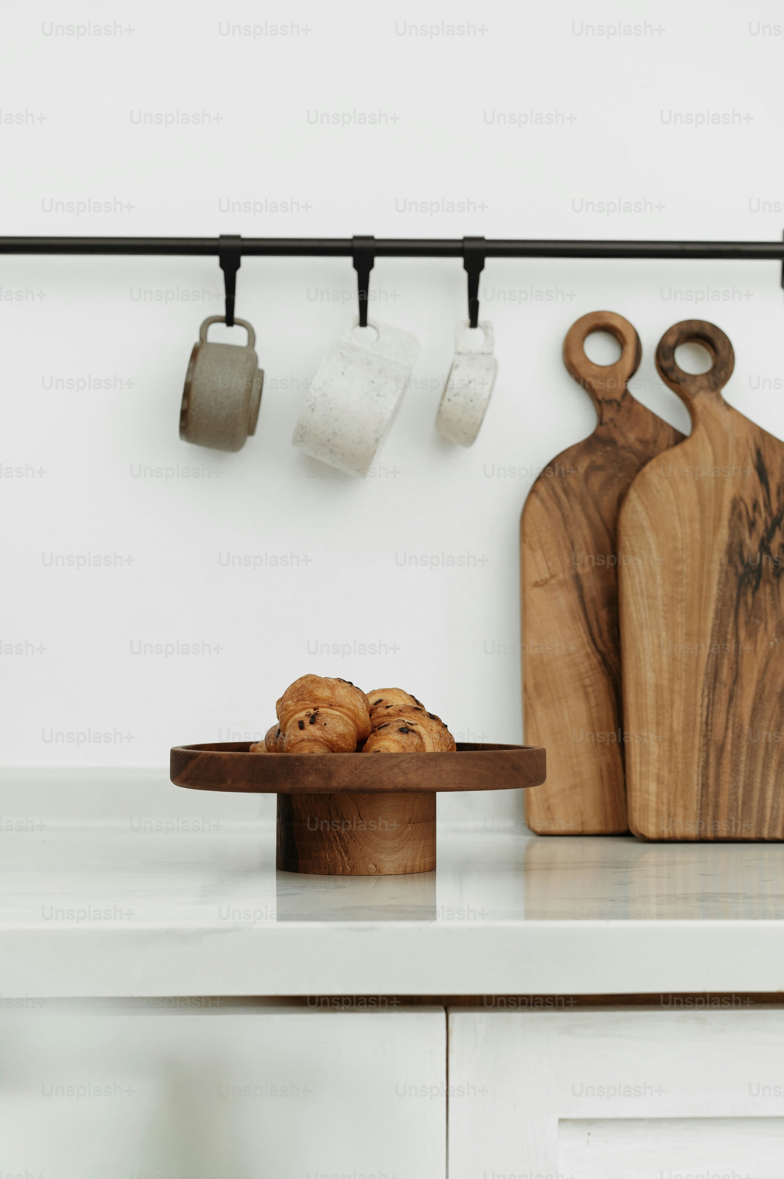 Una encimera de cocina con una tabla de cortar y una tabla de cortar encima