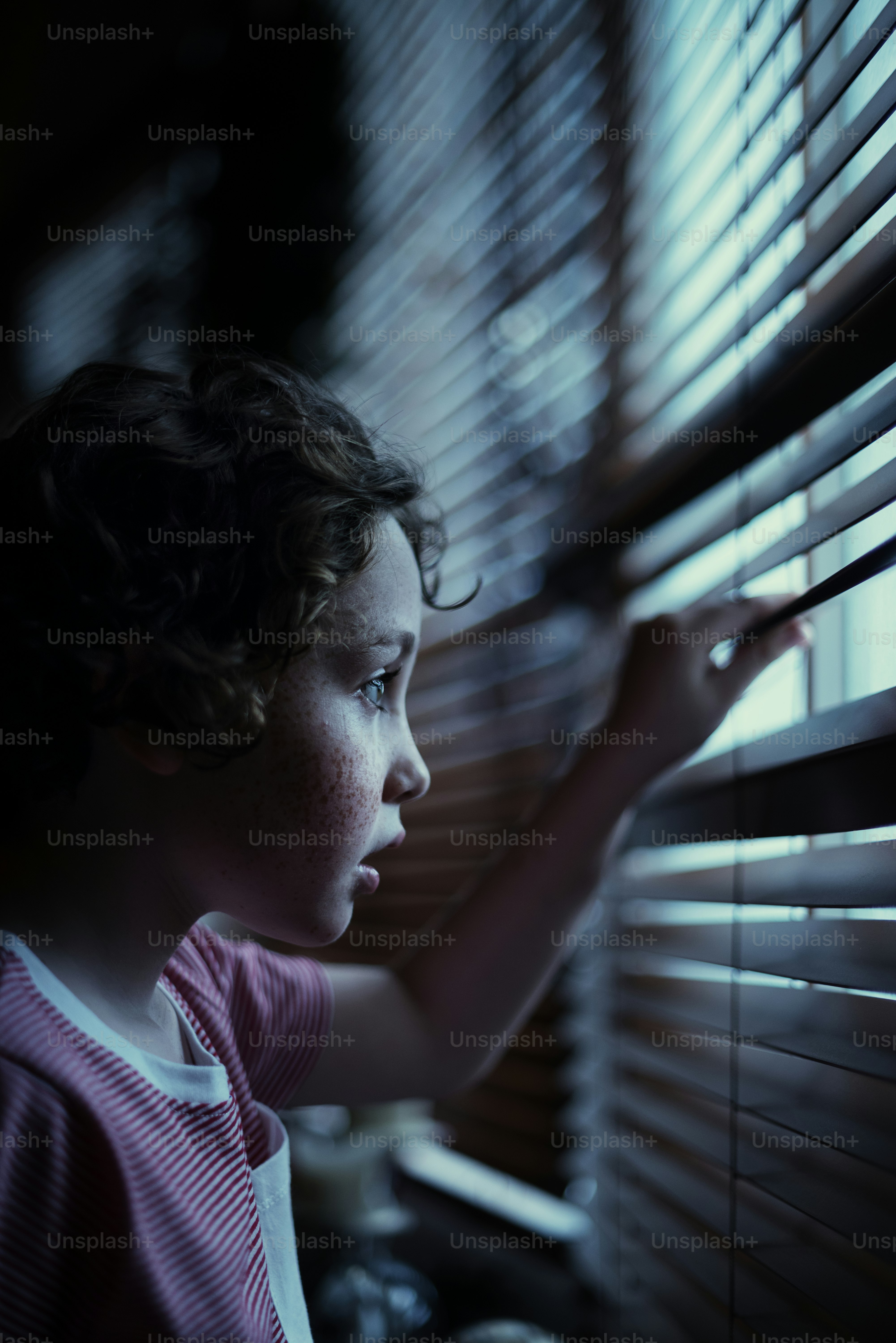 Un joven caucásico esperando en una ventana