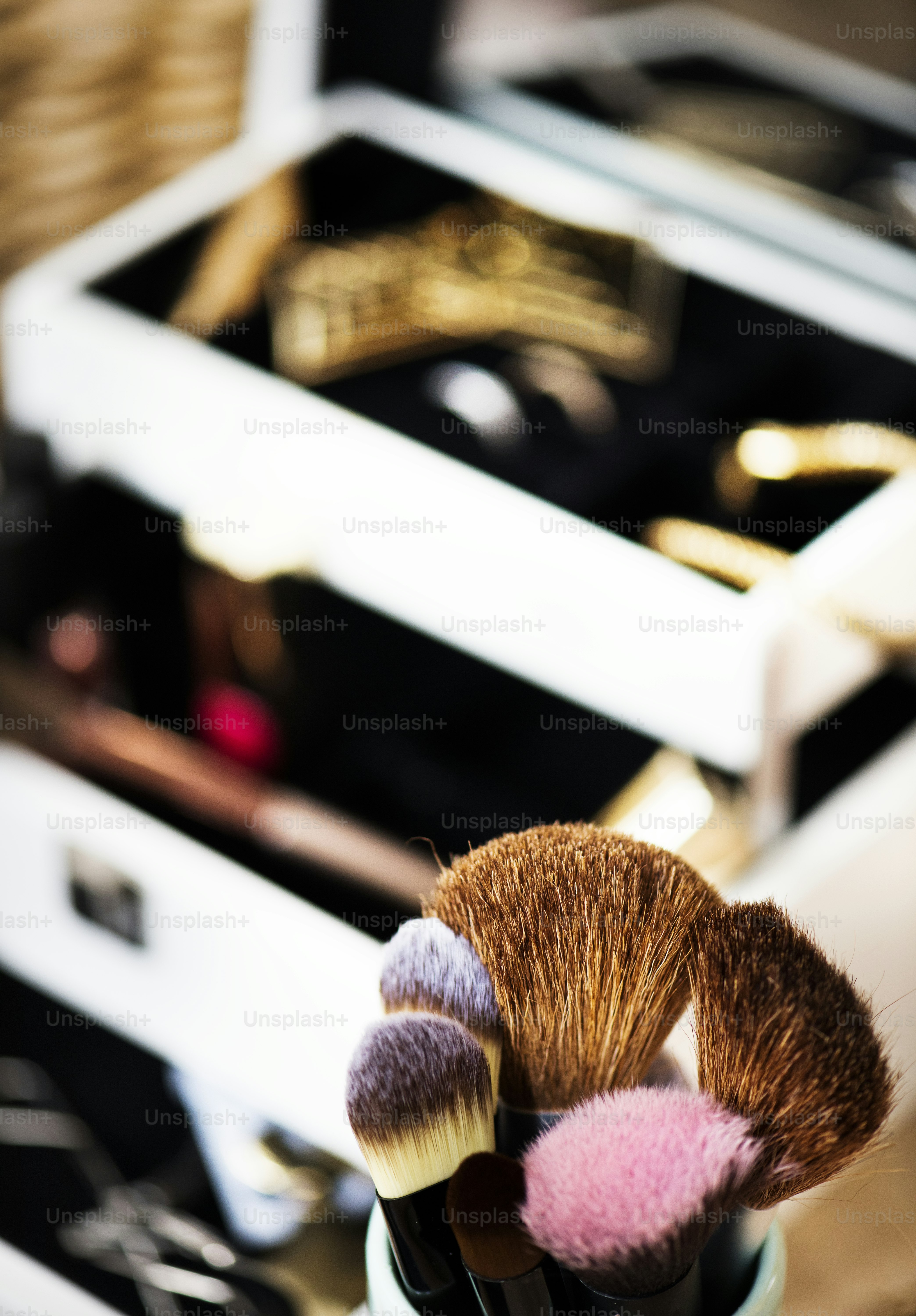 Nahaufnahme der Make-up-Box der Frau