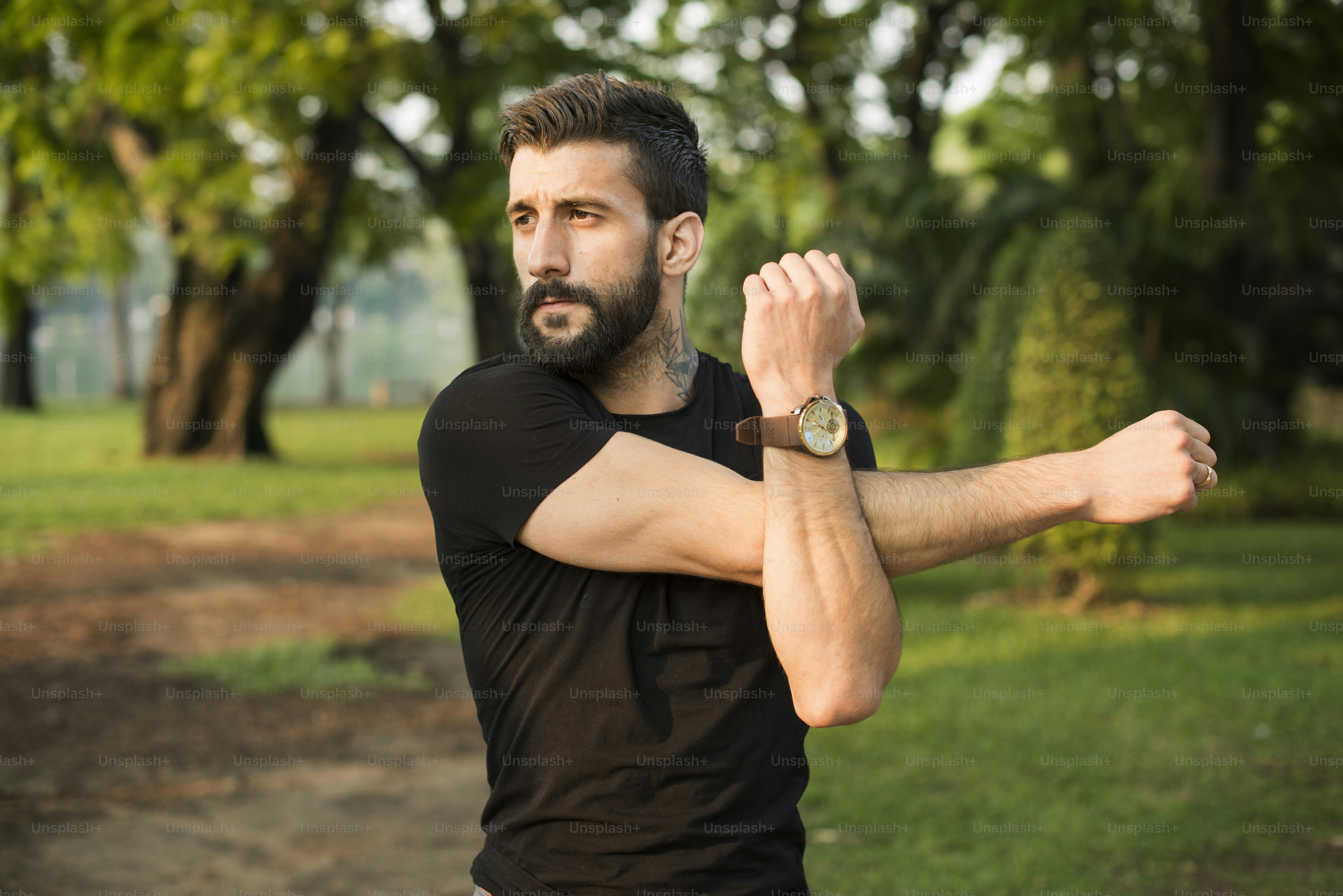Persone che si stiracchiano in un parco