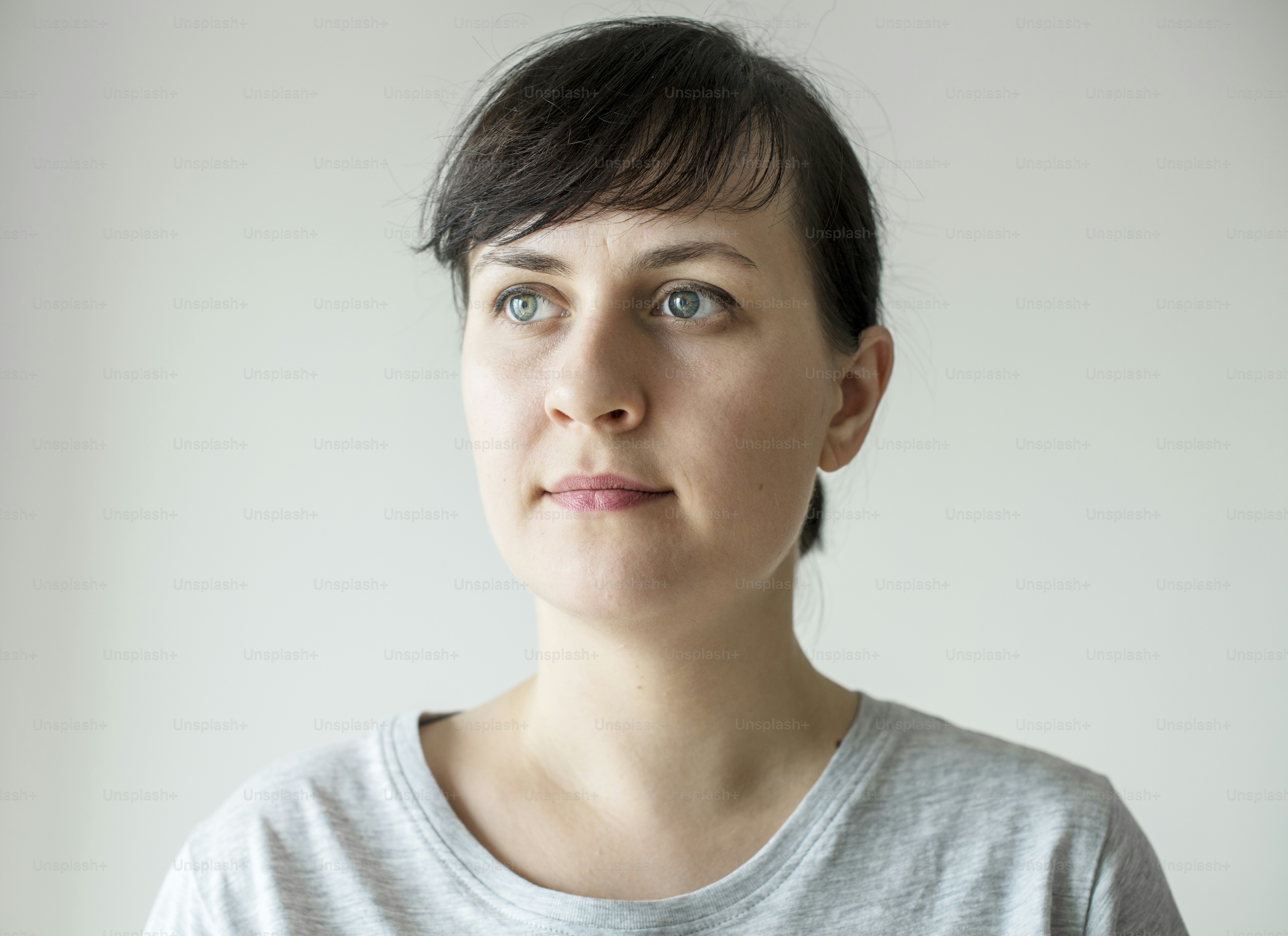 Porträt einer fröhlichen kaukasischen Frau