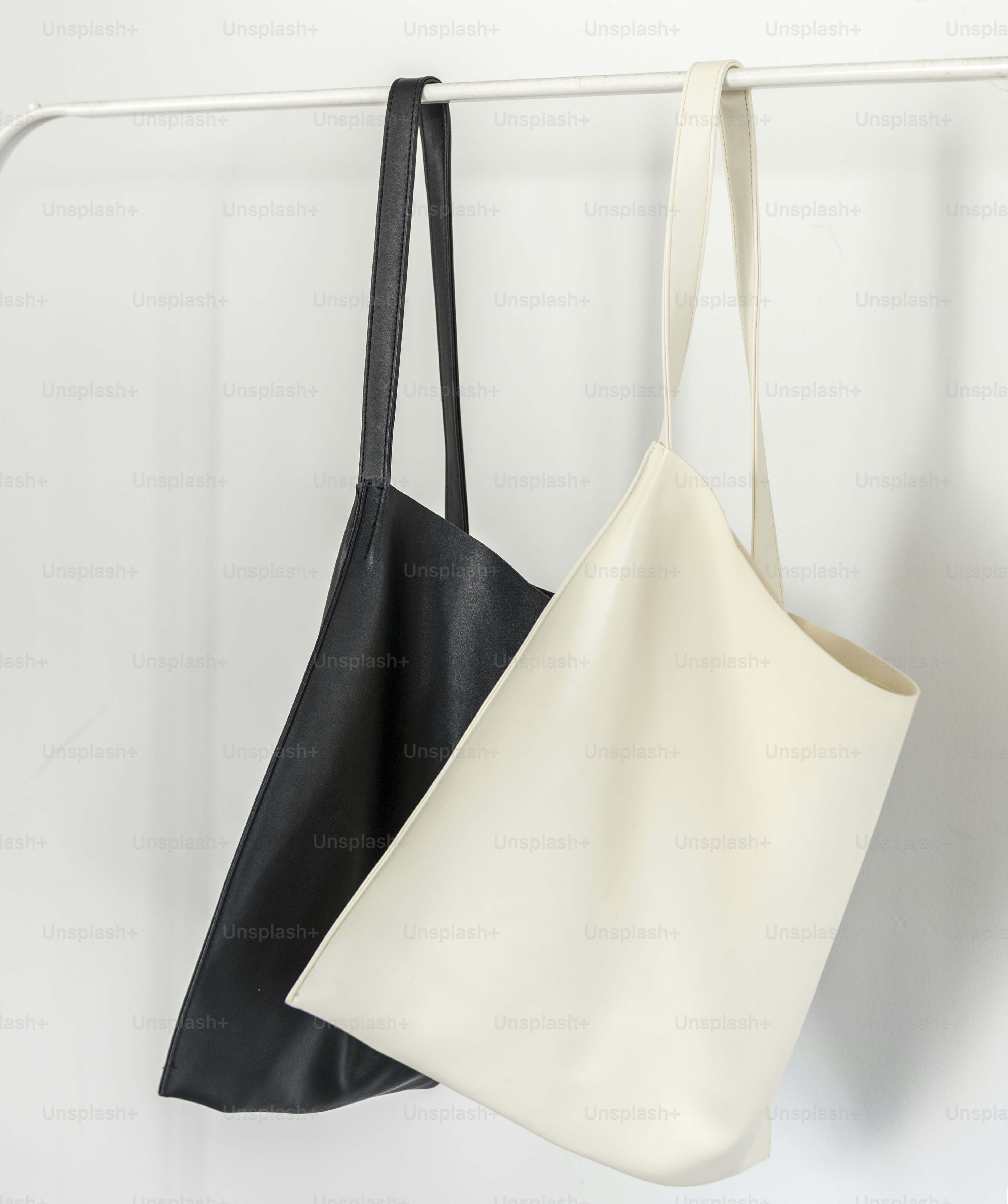 Sac minimal suspendu sur fond blanc