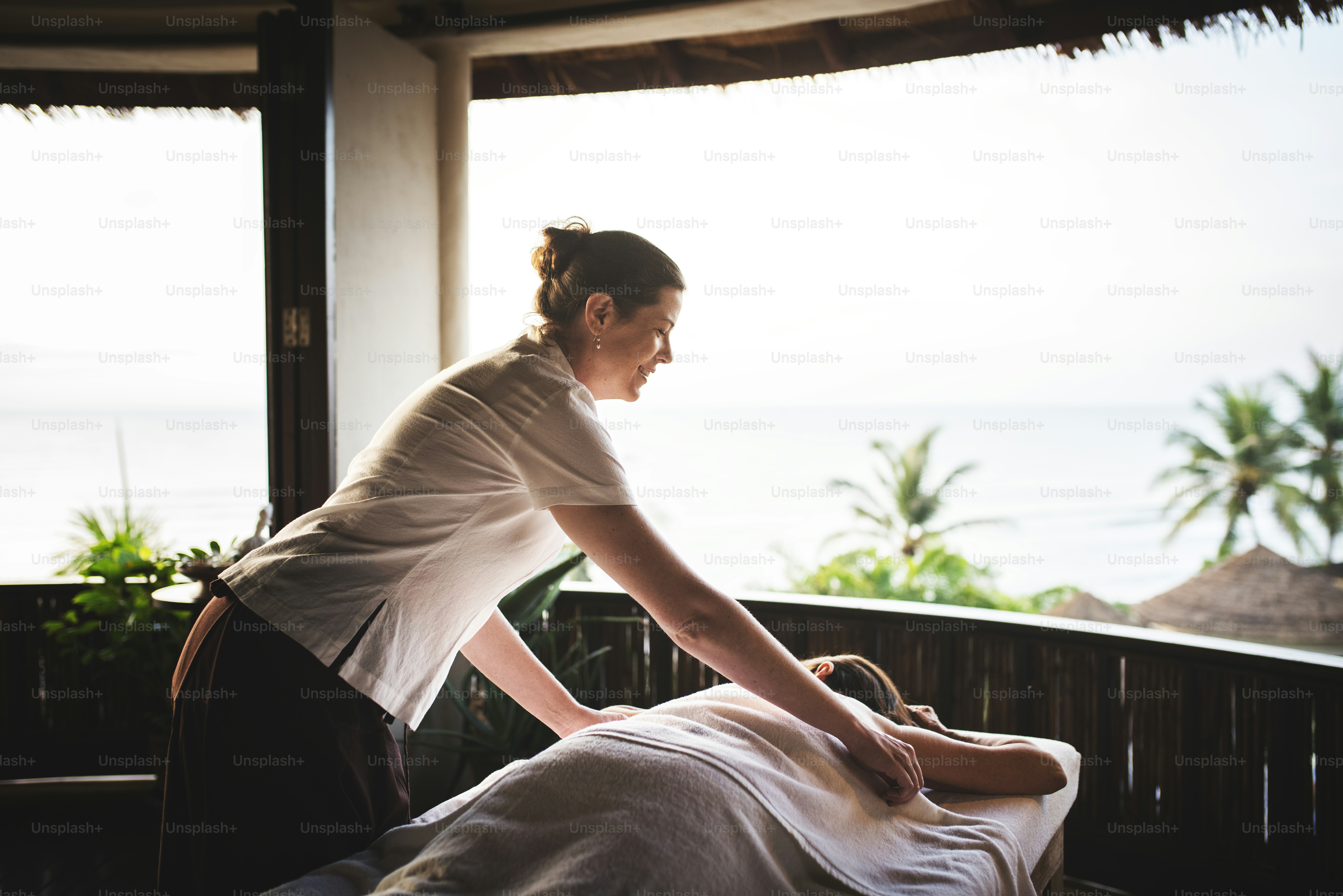 Terapis pijat memijat di spa