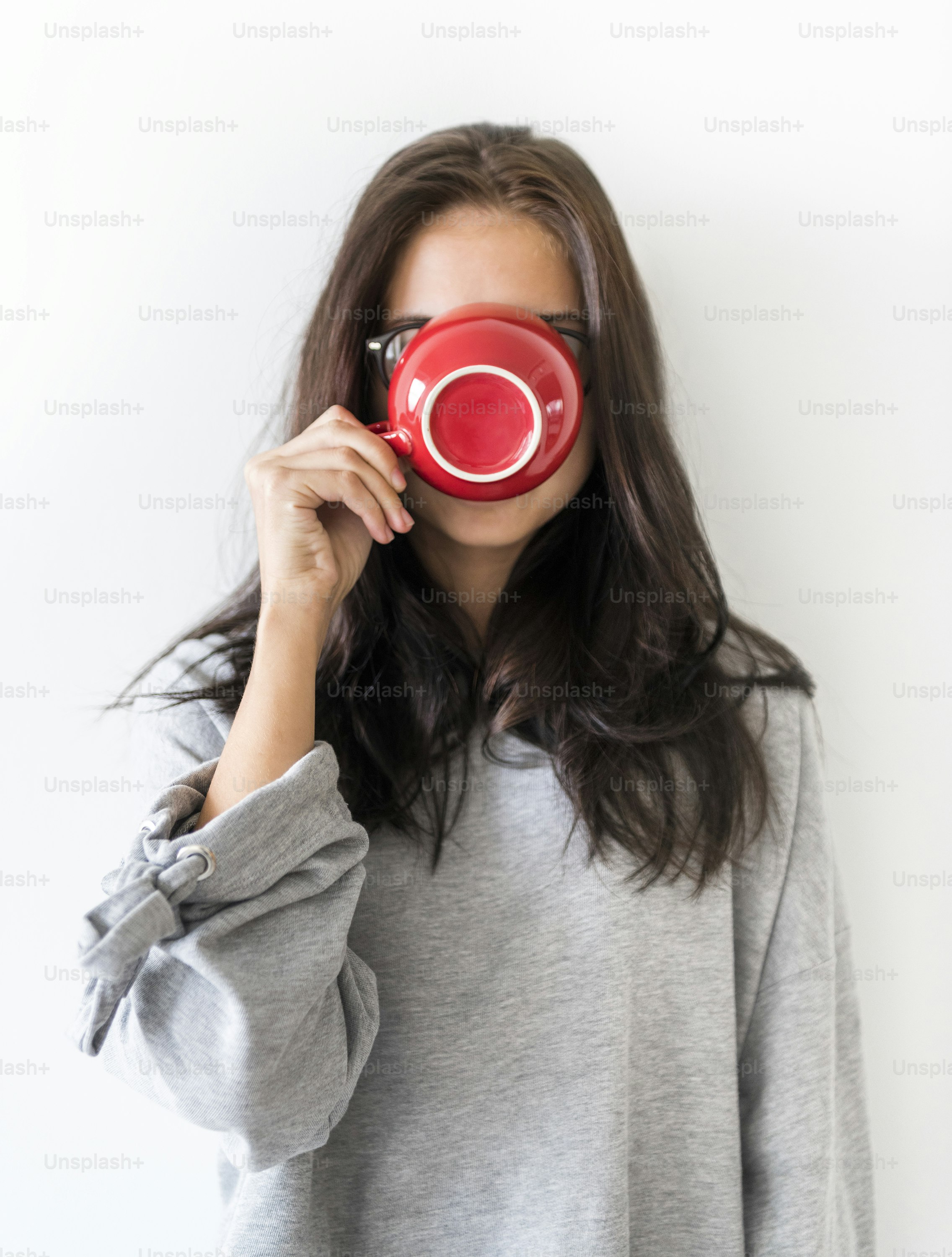 モーニングコーヒーを楽しむ女性