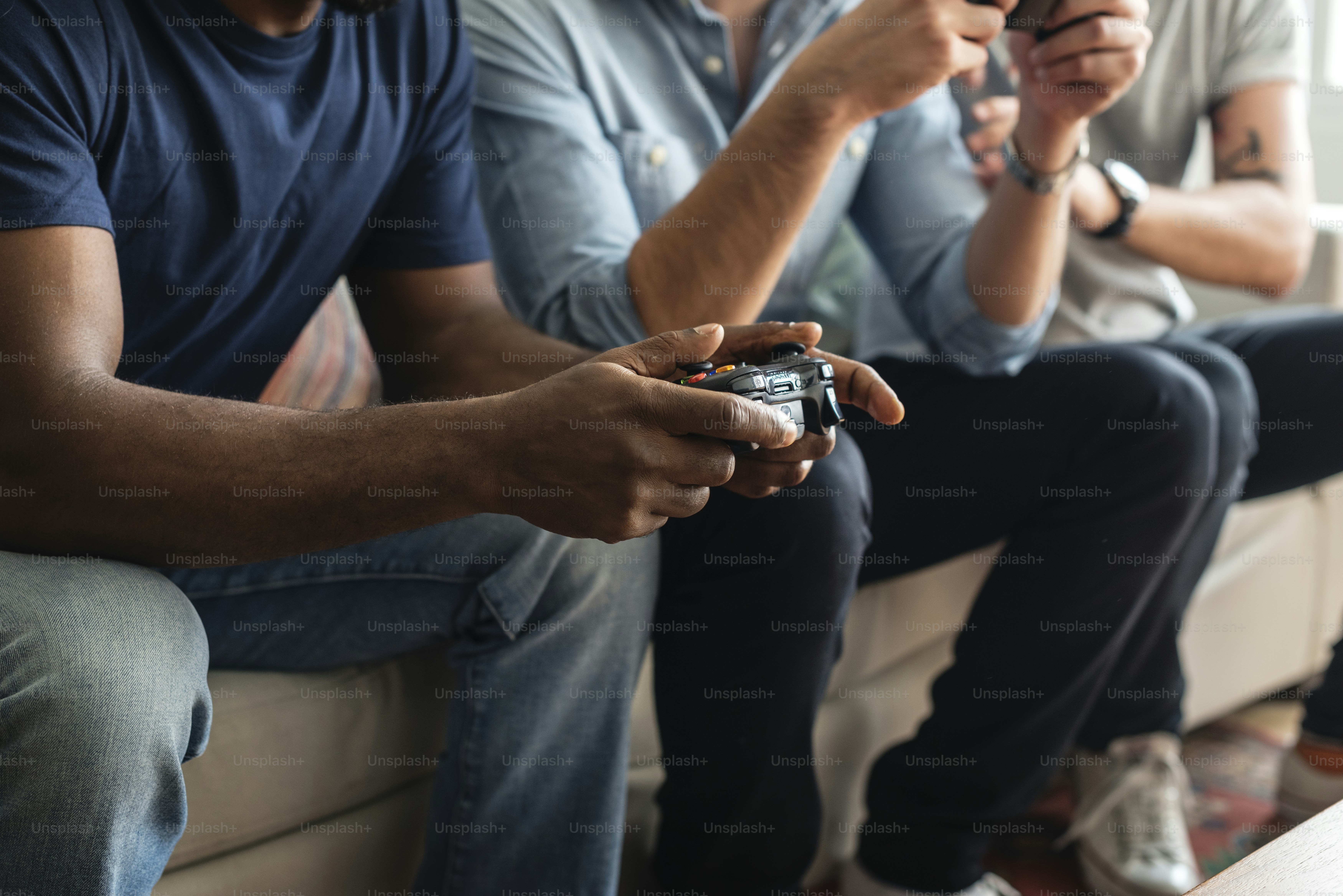 Amis masculins jouant ensemble