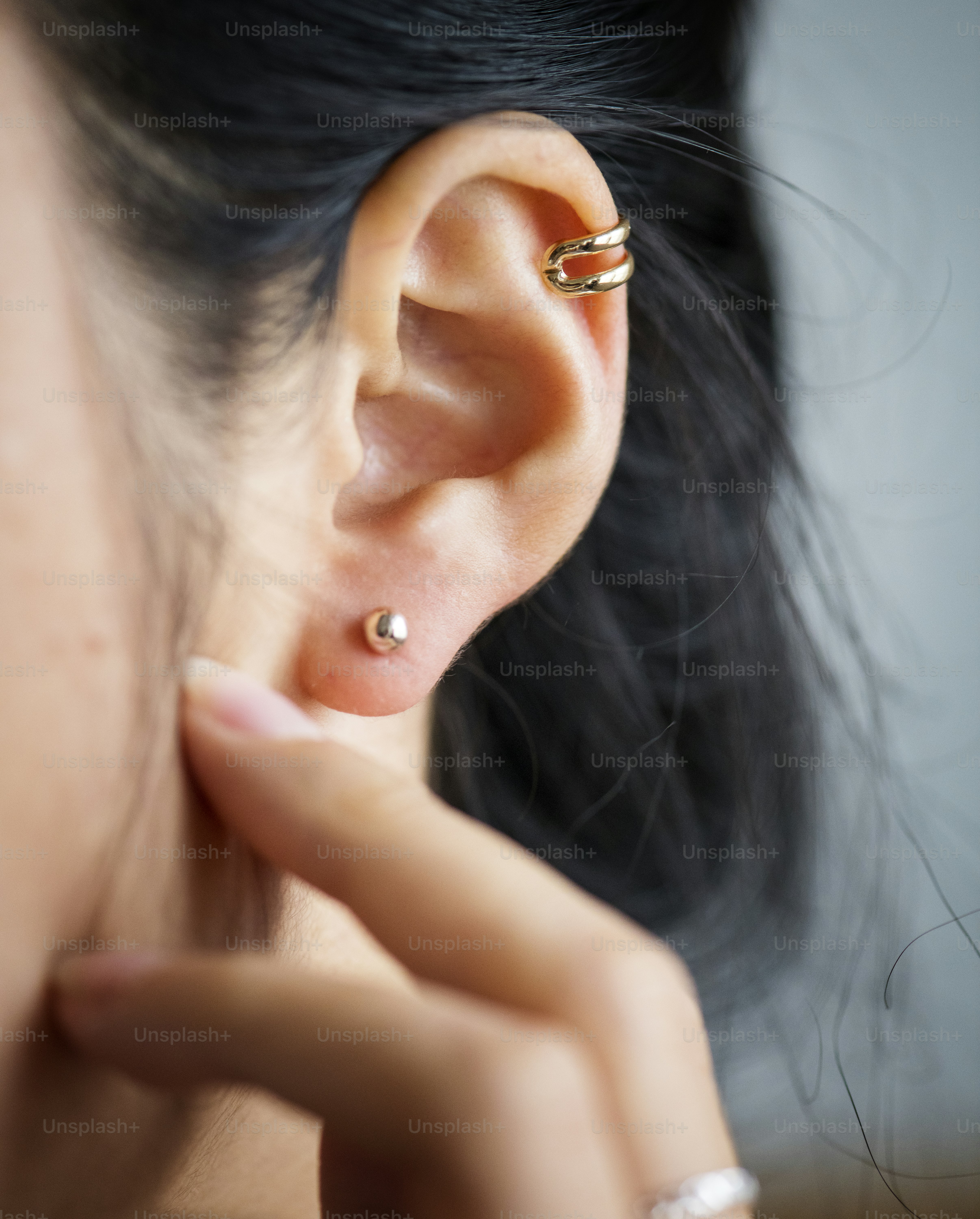 Primer plano de la oreja de la mujer con pendientes