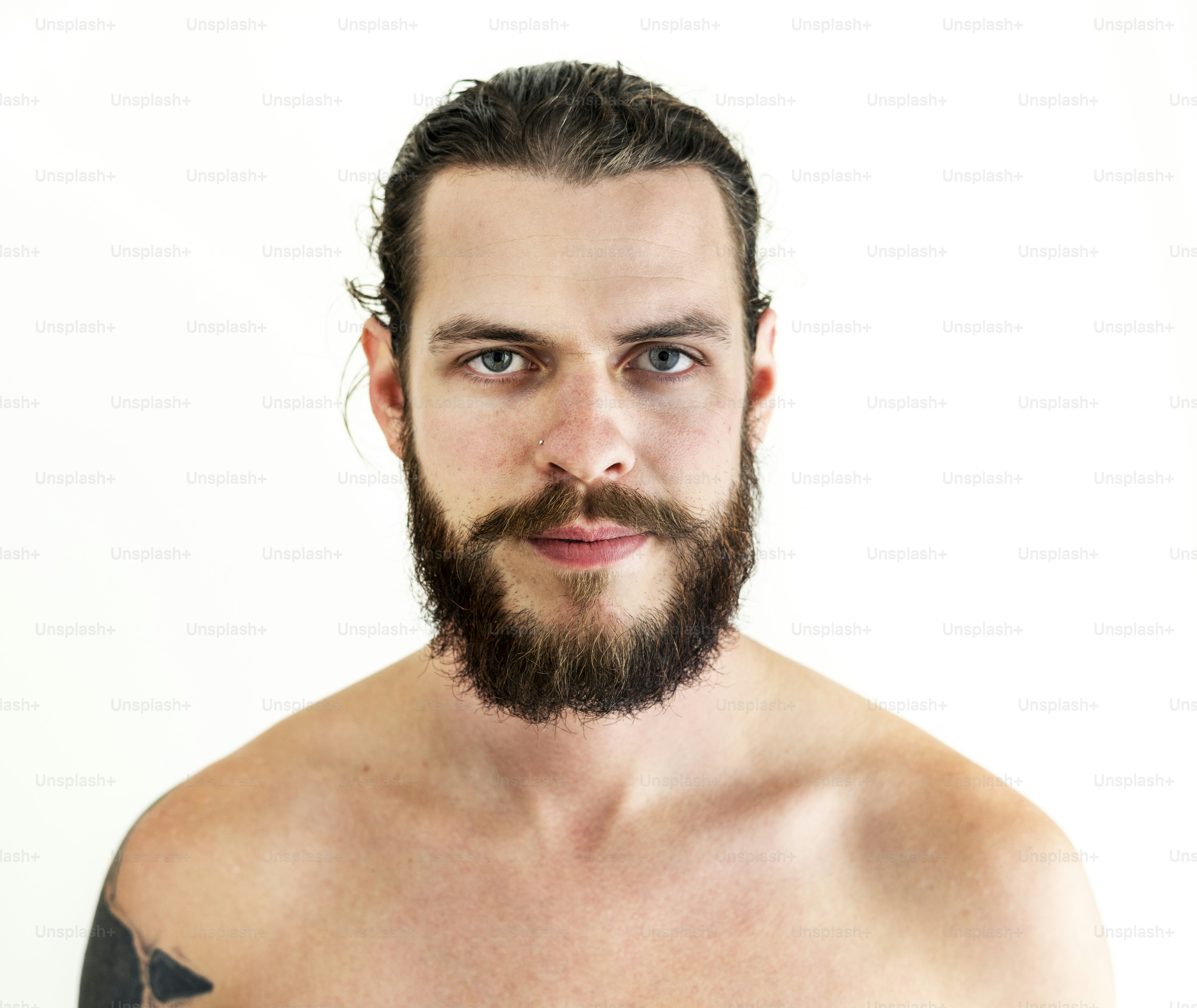 Ritratto di uomo tatuato
