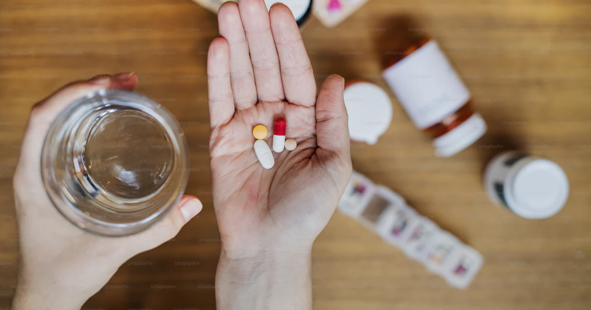 Mulher tomando medicação para sua doença foto – Imagem sobre Copo de ...