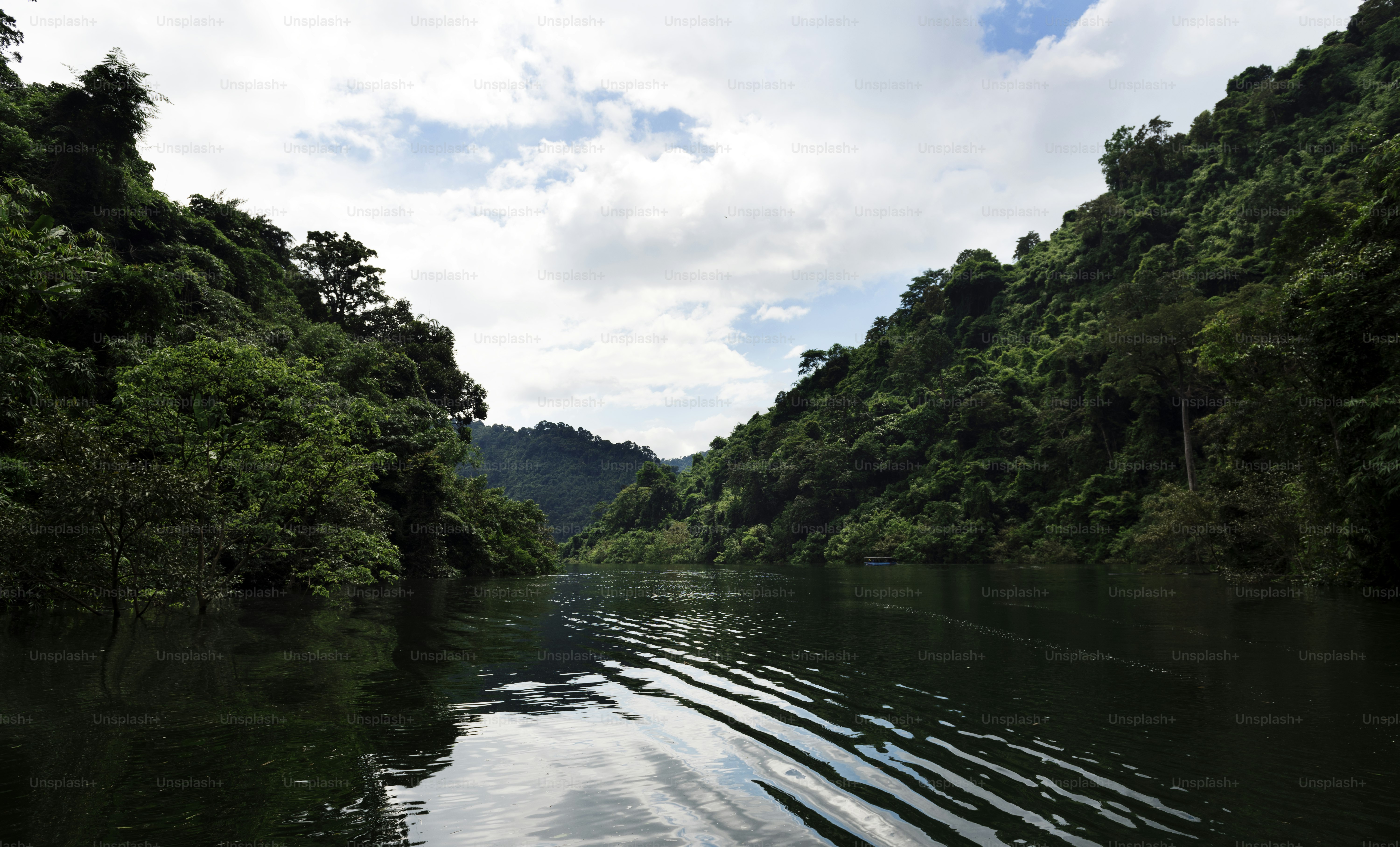 Schöne Aussicht auf einen See und blauen Himmel