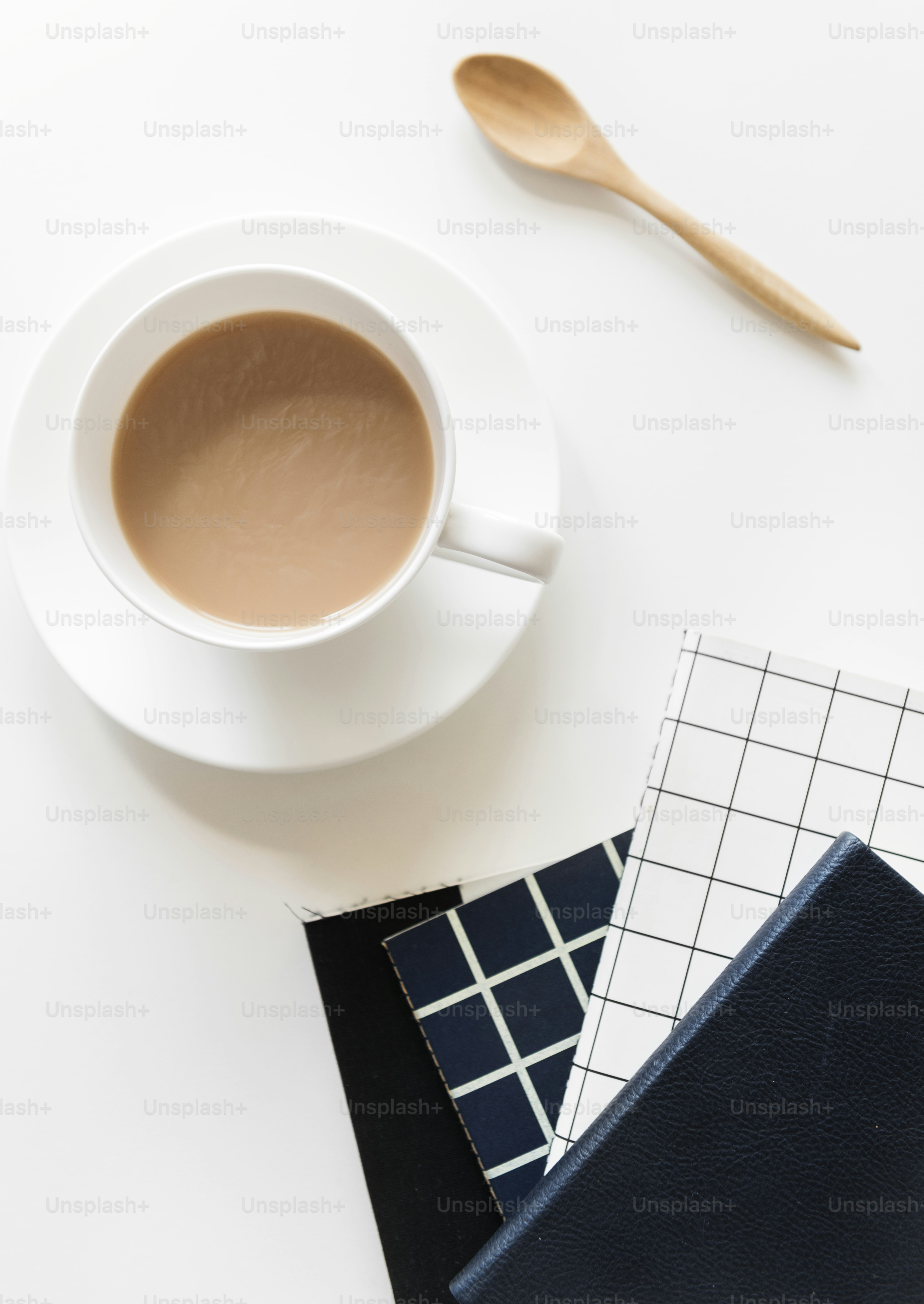 Vista aerea della tazza del caffè con blocchi per appunti
