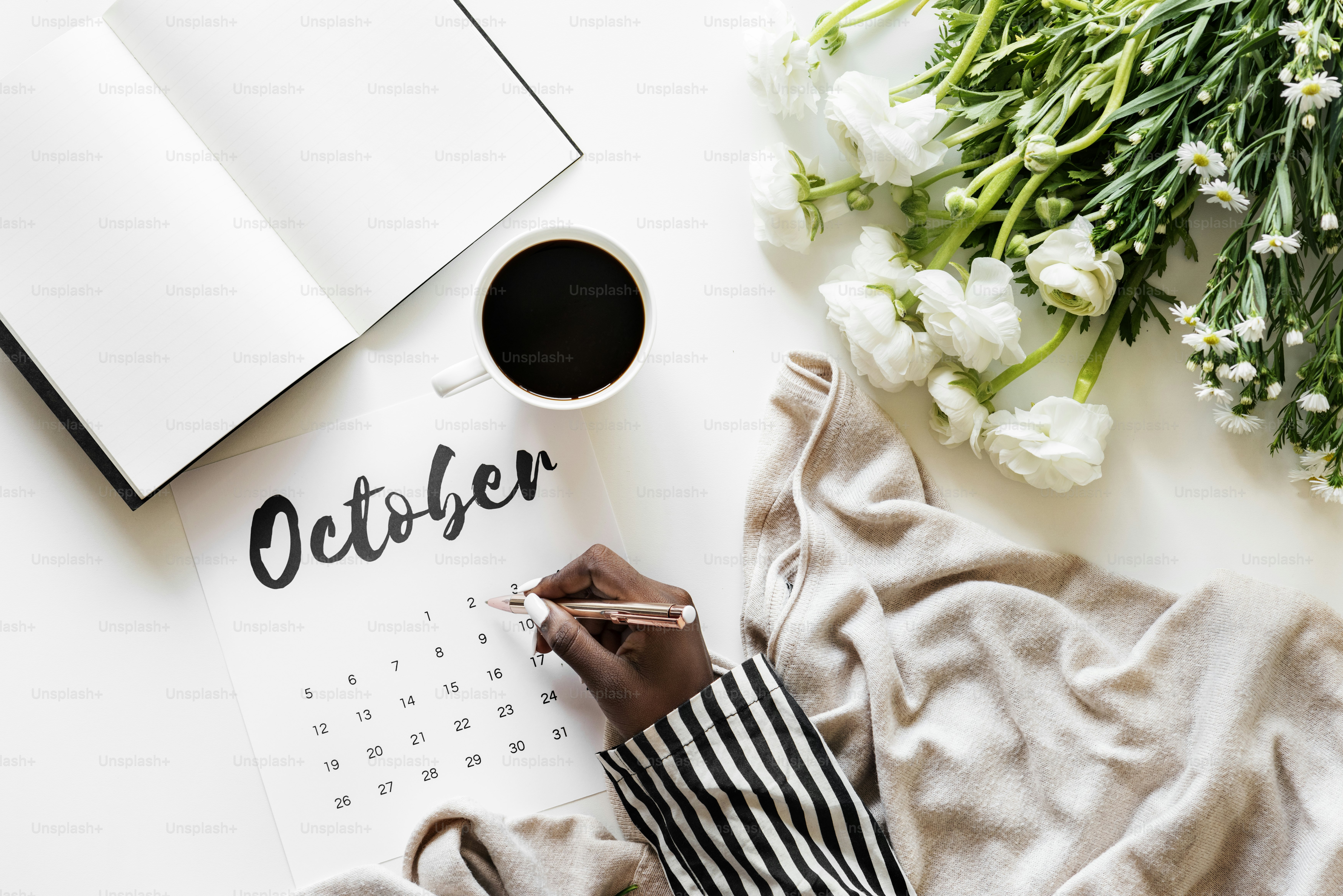 Frau mit Kalender minimaler Stil