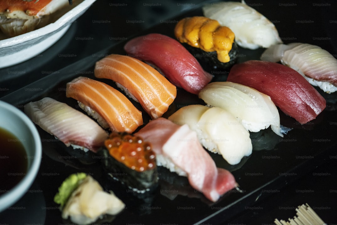 Bar à sushi debout au marché extérieur de Tsukiji