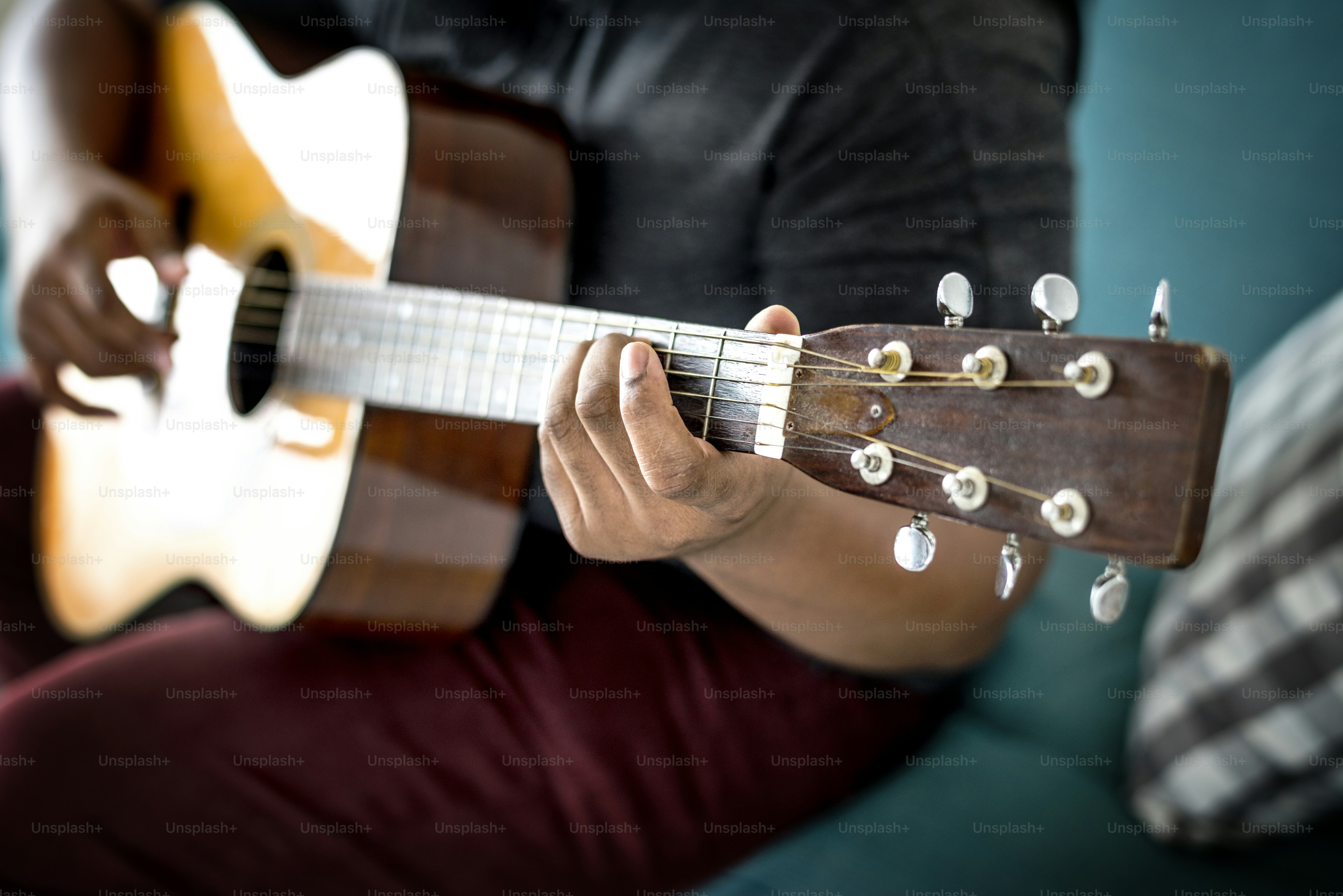 Uomo che suona una chitarra acustica
