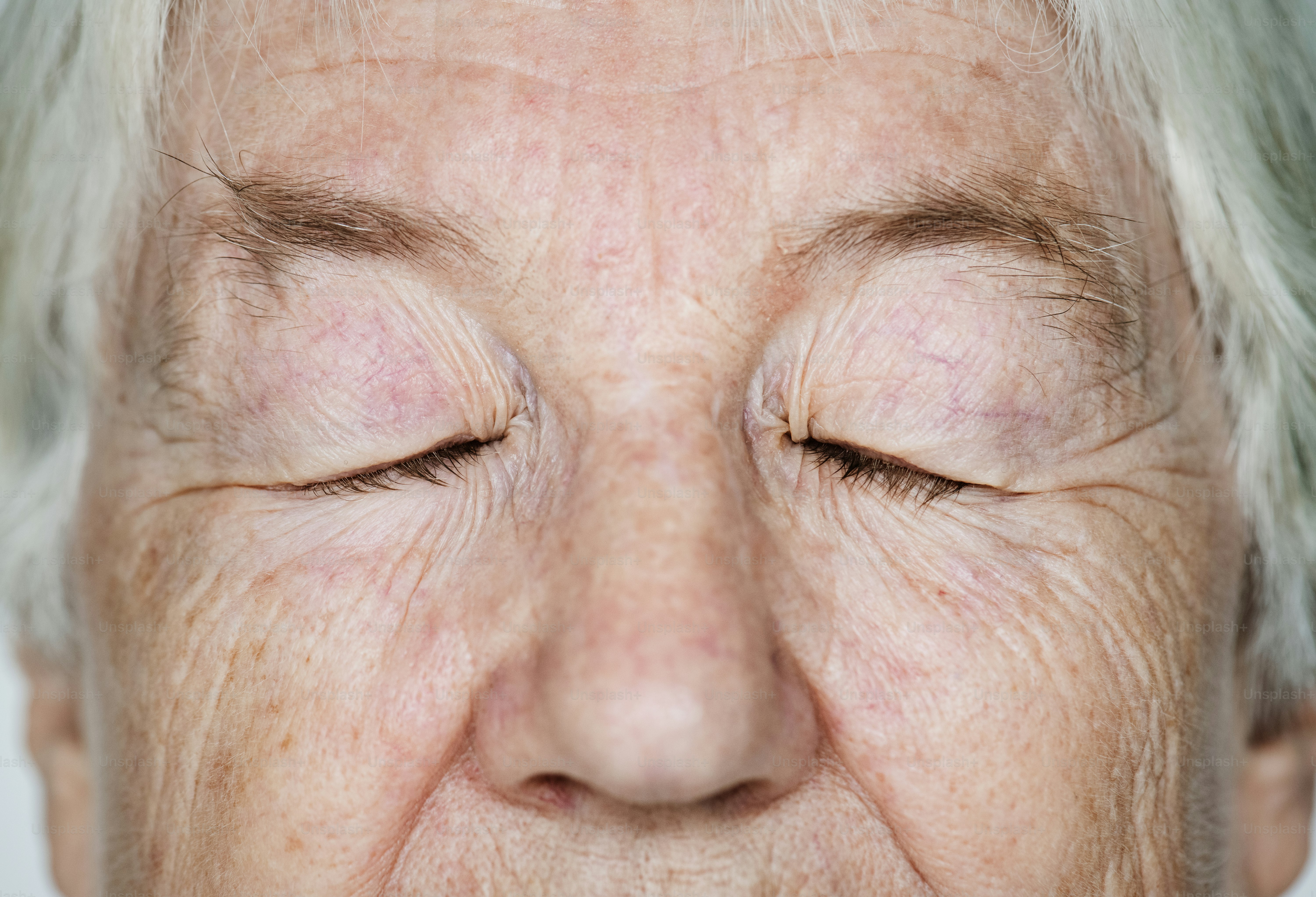 Portrait d’une femme âgée blanche, les yeux fermés