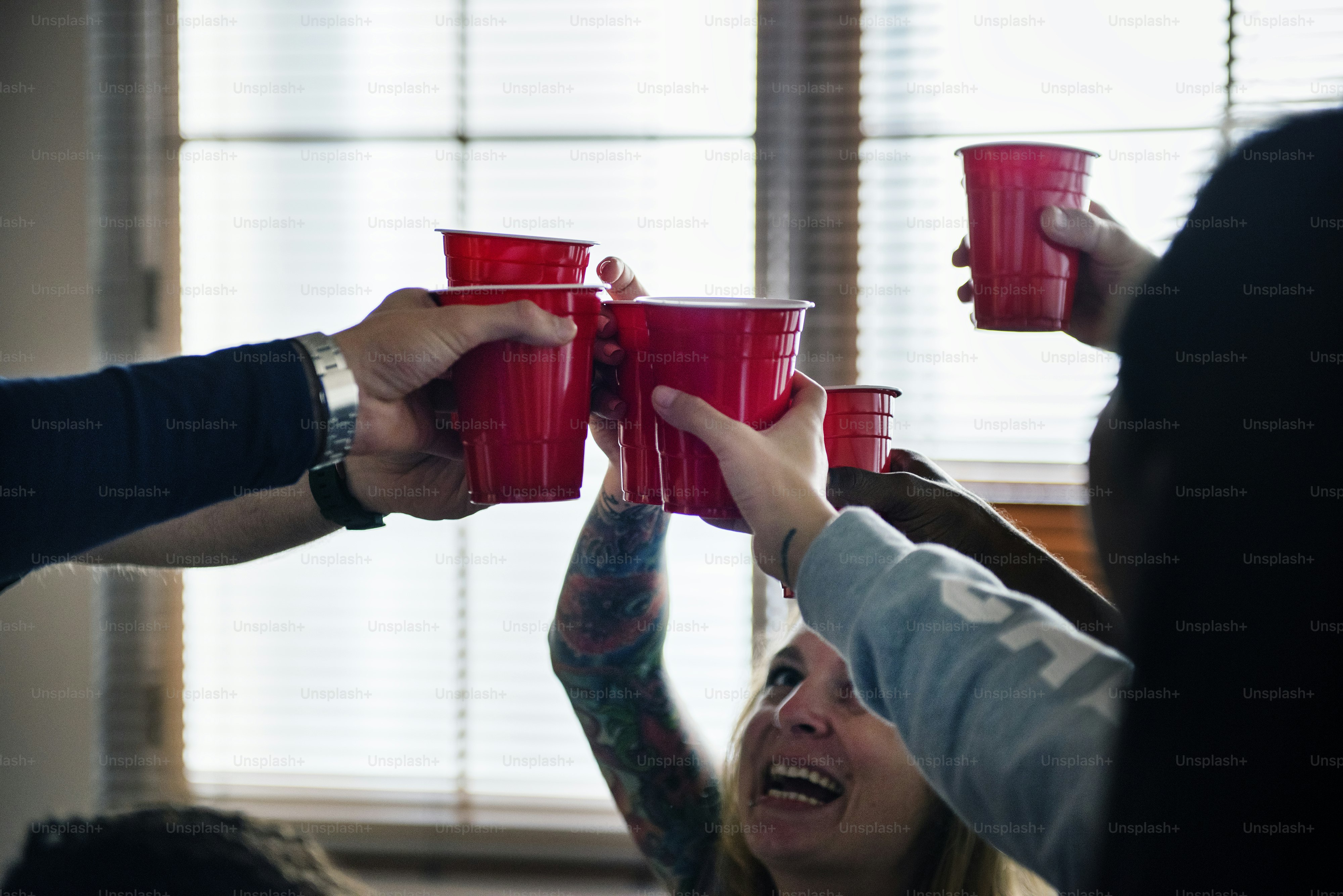 Freunde, die gemeinsam Sport in der Bar anfeuern