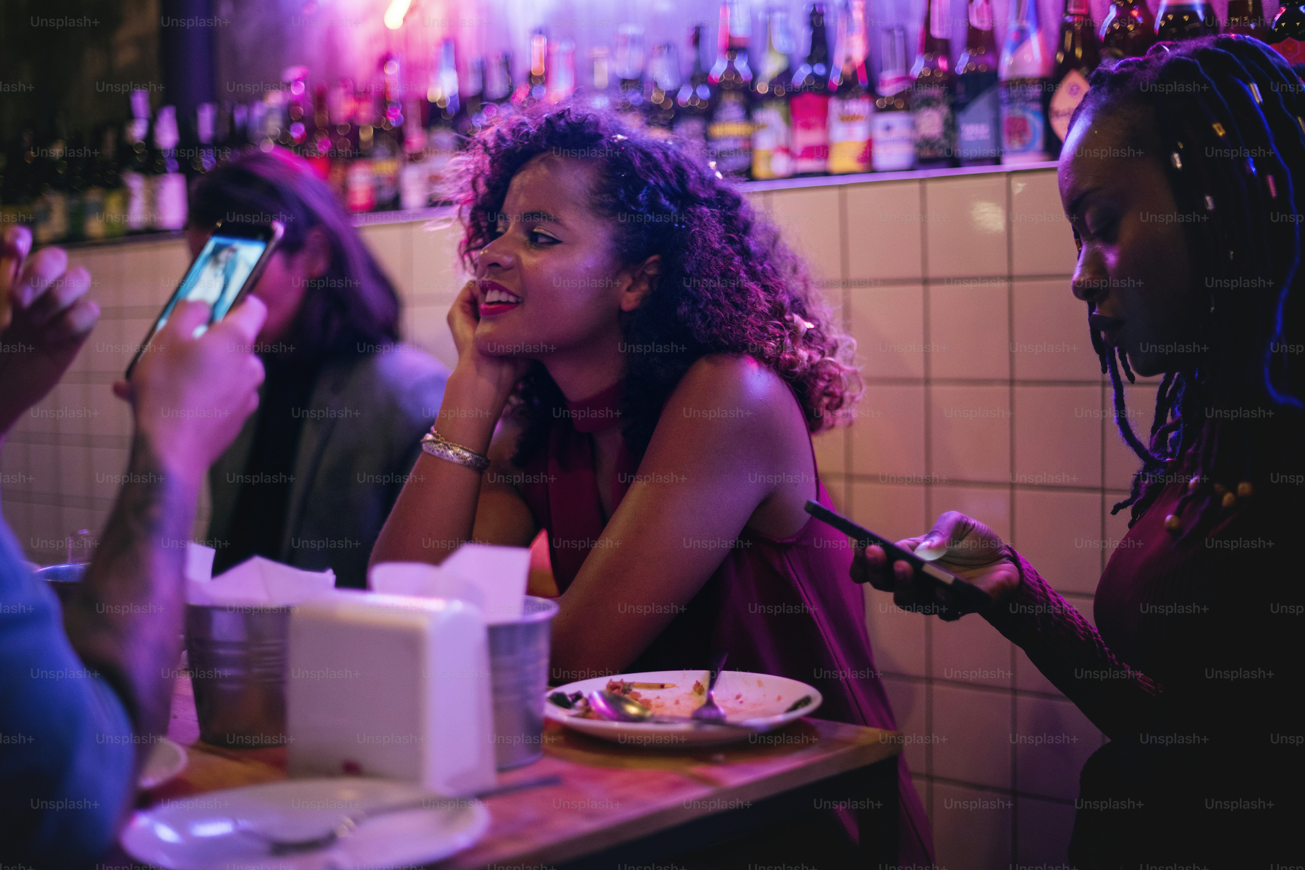 Des gens qui s’amusent dans une fête