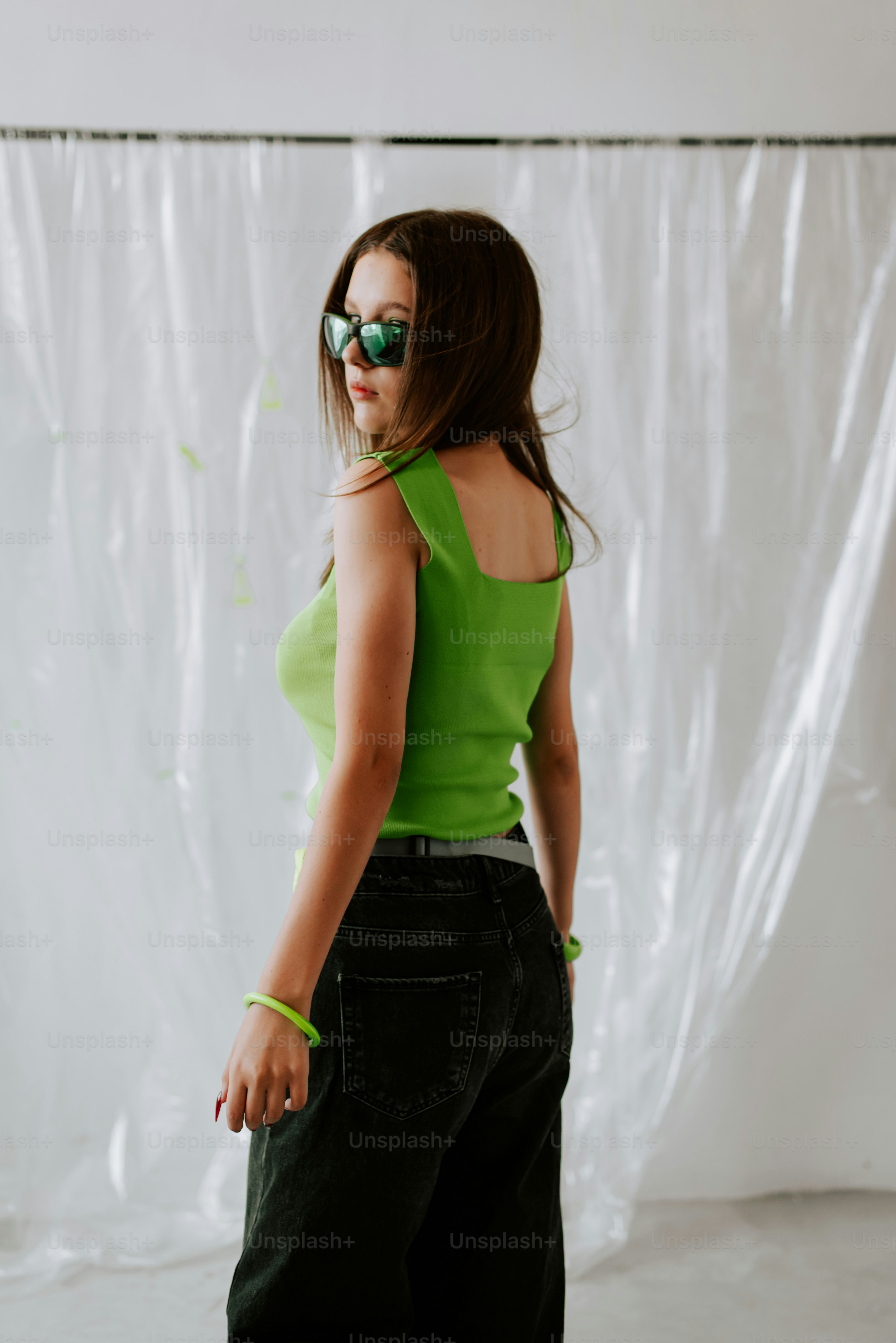 Une femme en chemise verte et pantalon noir
