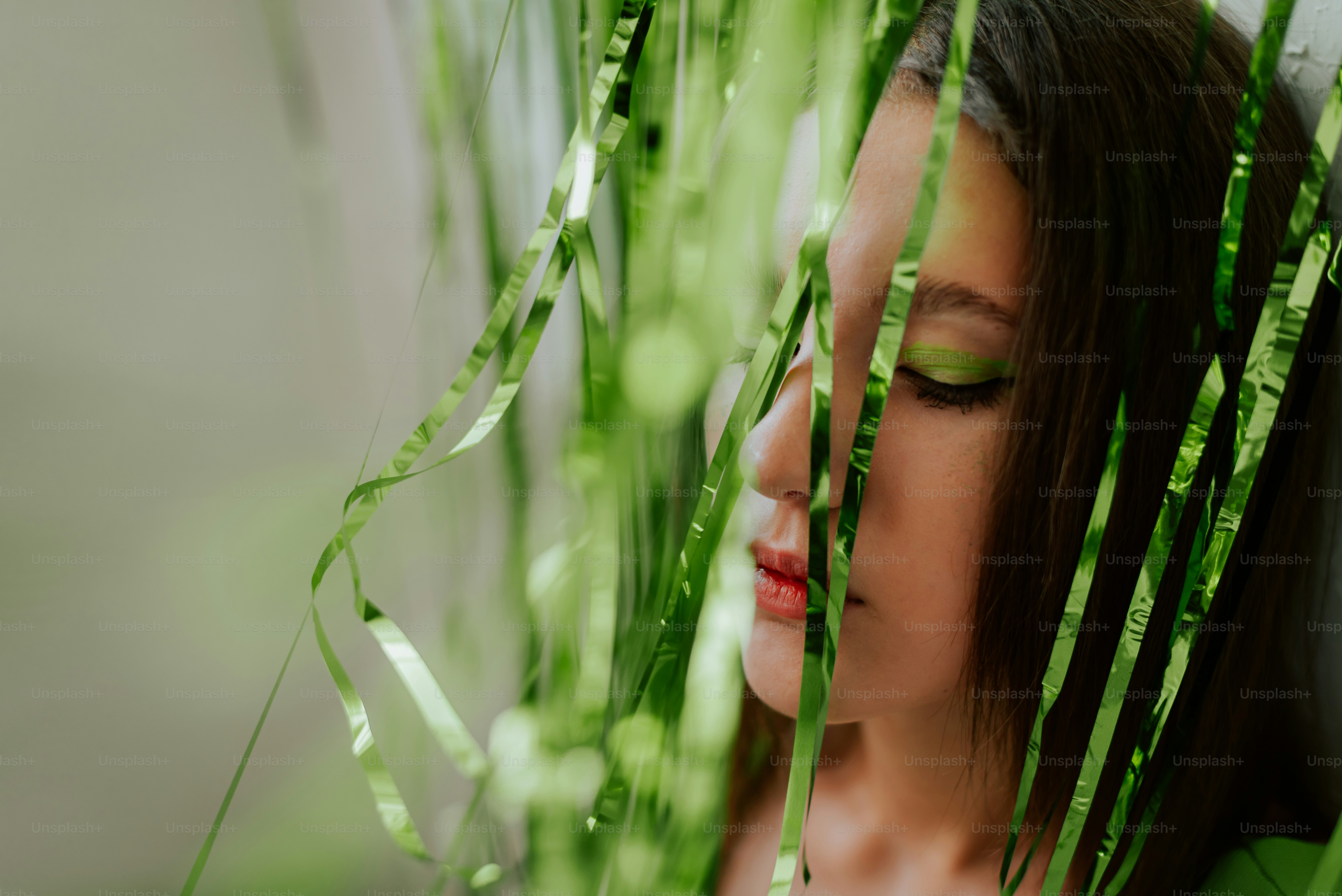 Seorang wanita dengan rambut panjang dan eyeshadow hijau