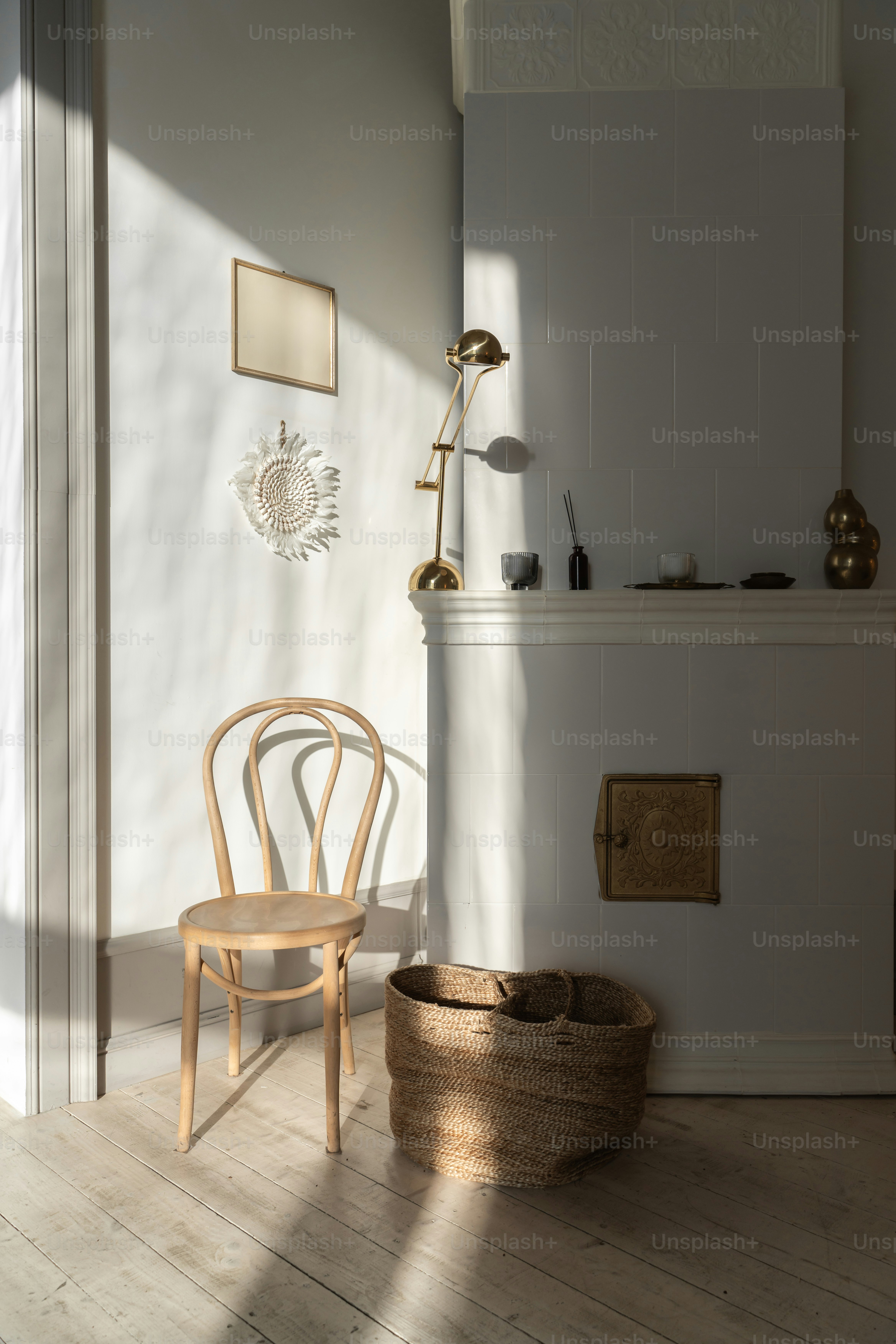 Una silla y una mesa en una habitación