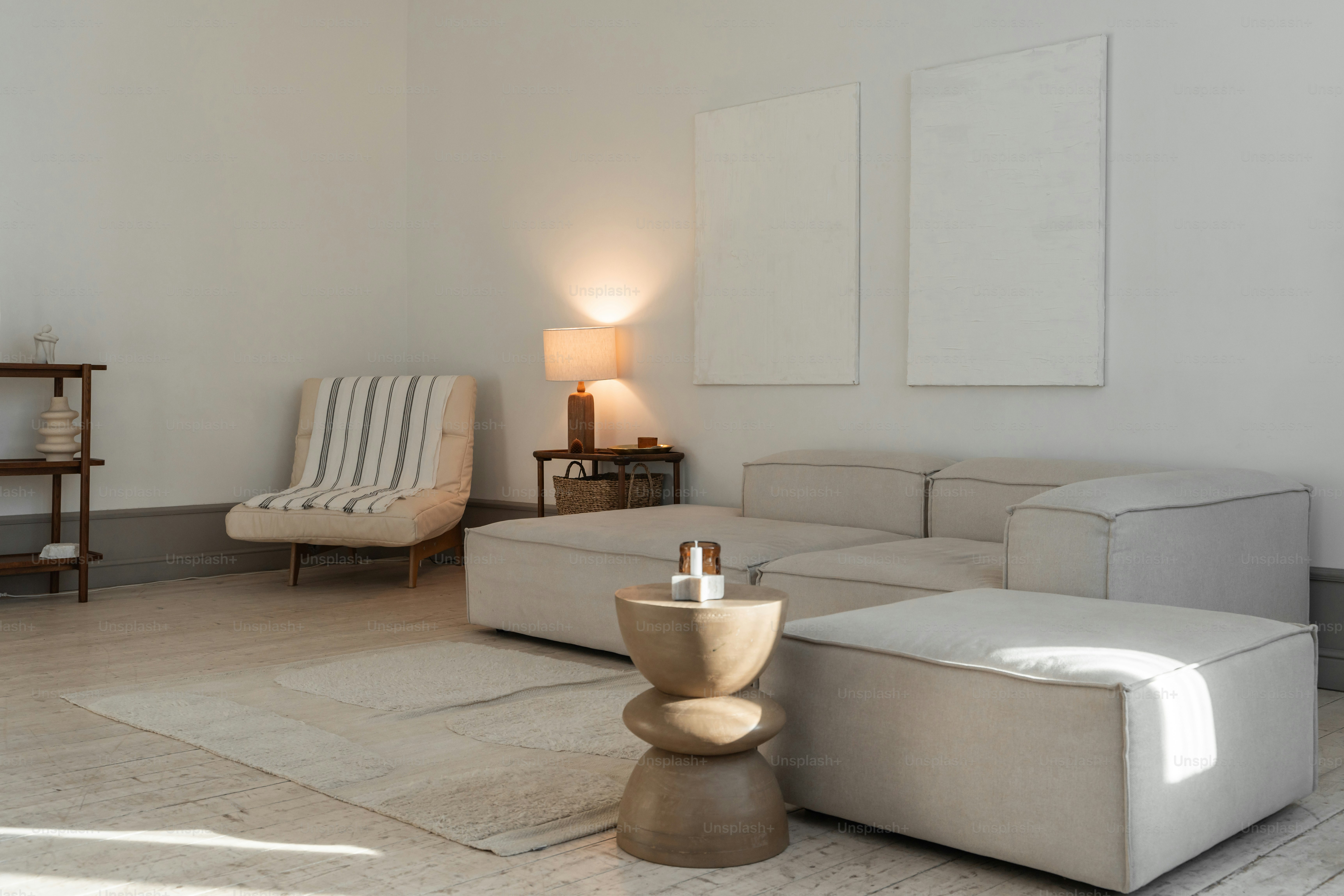 Ein Wohnzimmer mit Möbeln und einem großen Fenster