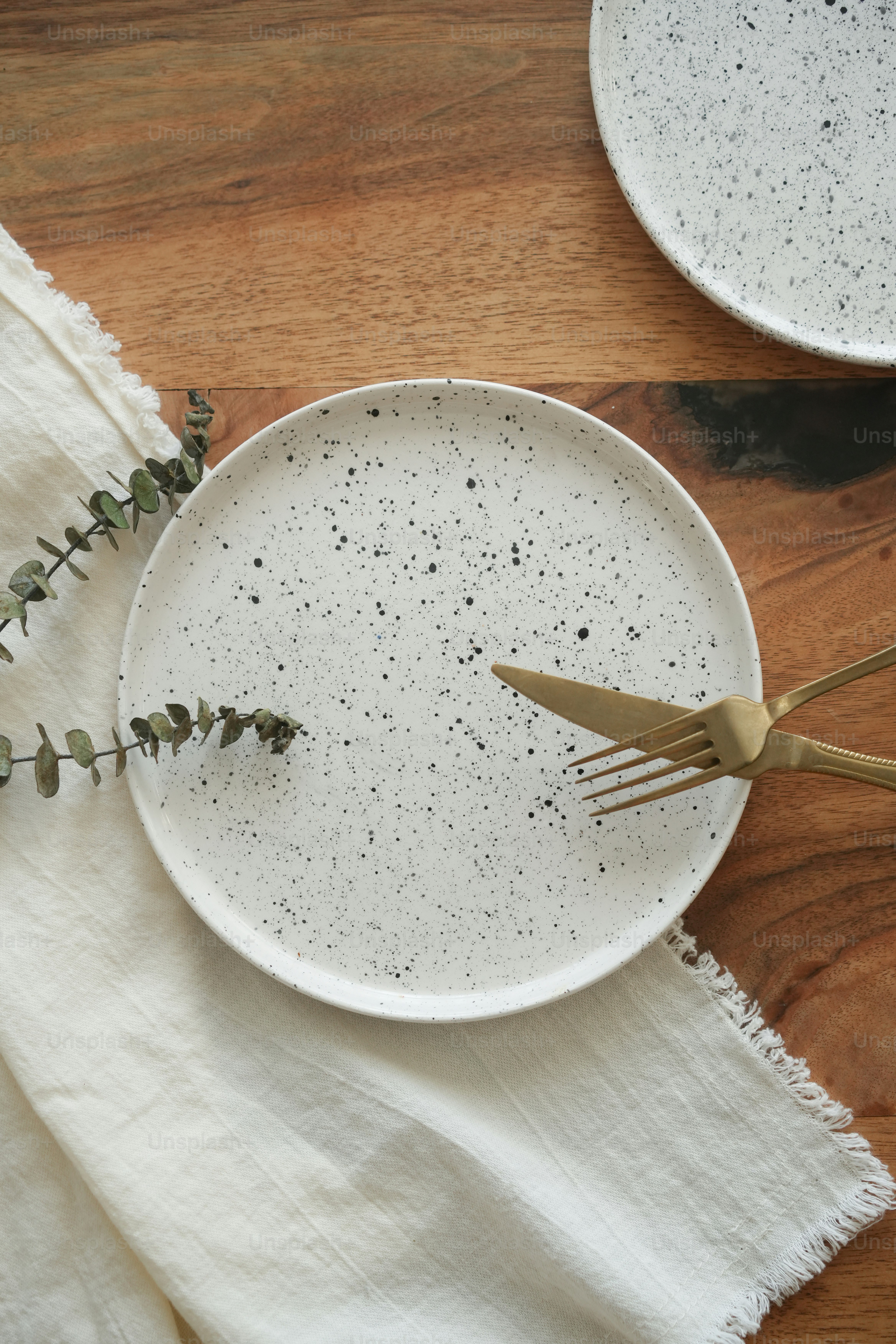 Un par de tijeras doradas en un plato blanco