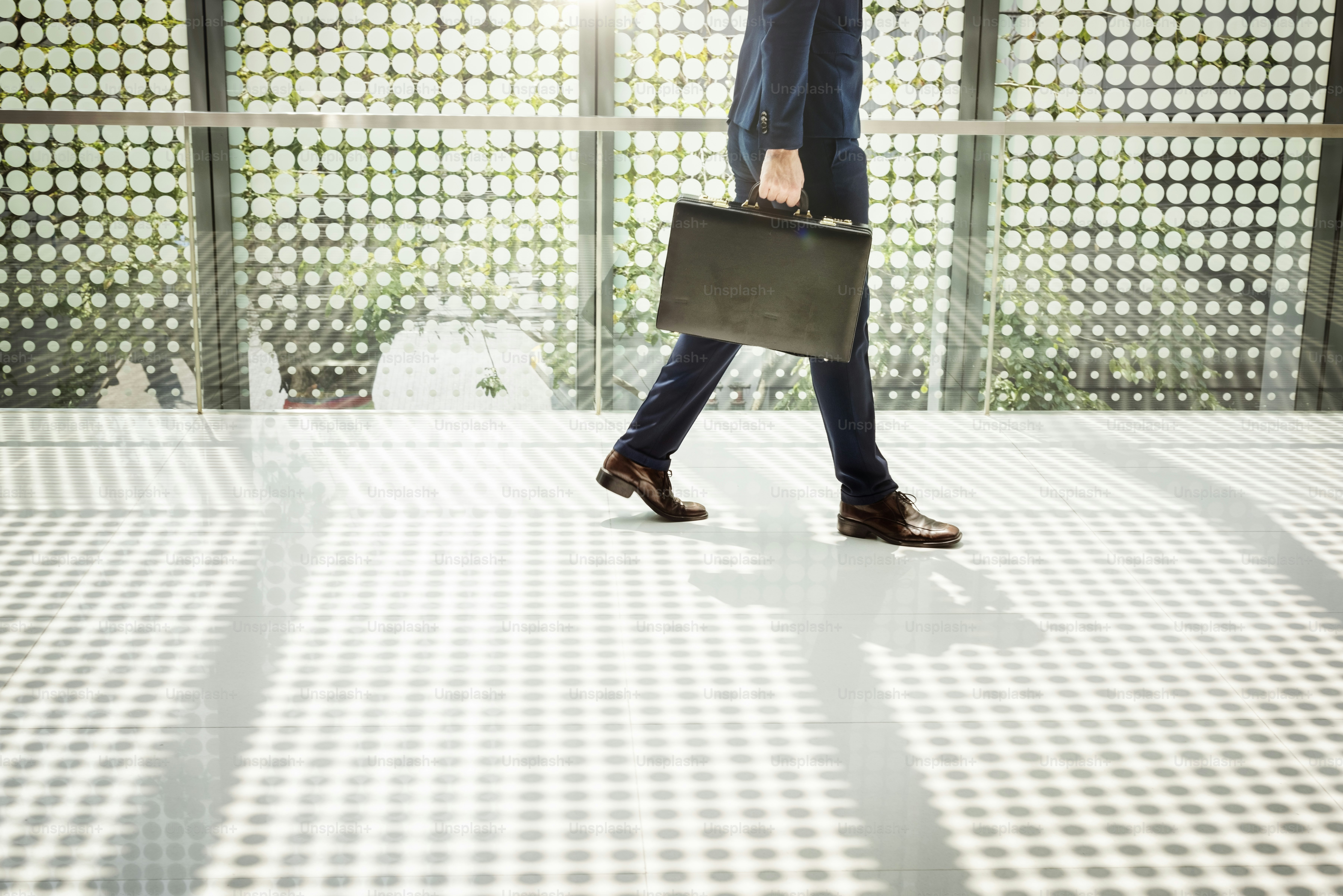 ビジネスマンは仕事に歩いて行くコンセプト