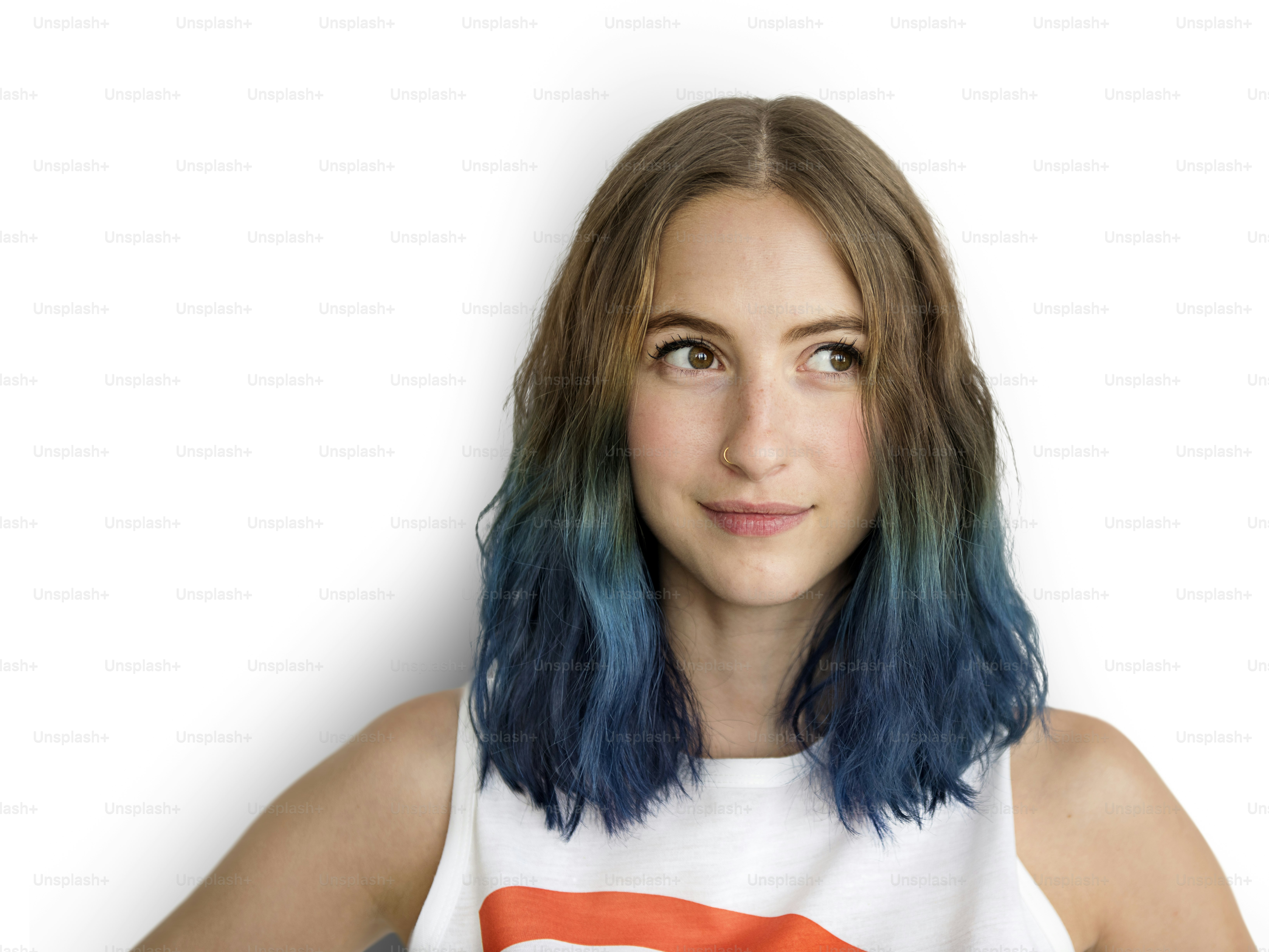 Junge Frau Lächelt Fröhliches Konzept