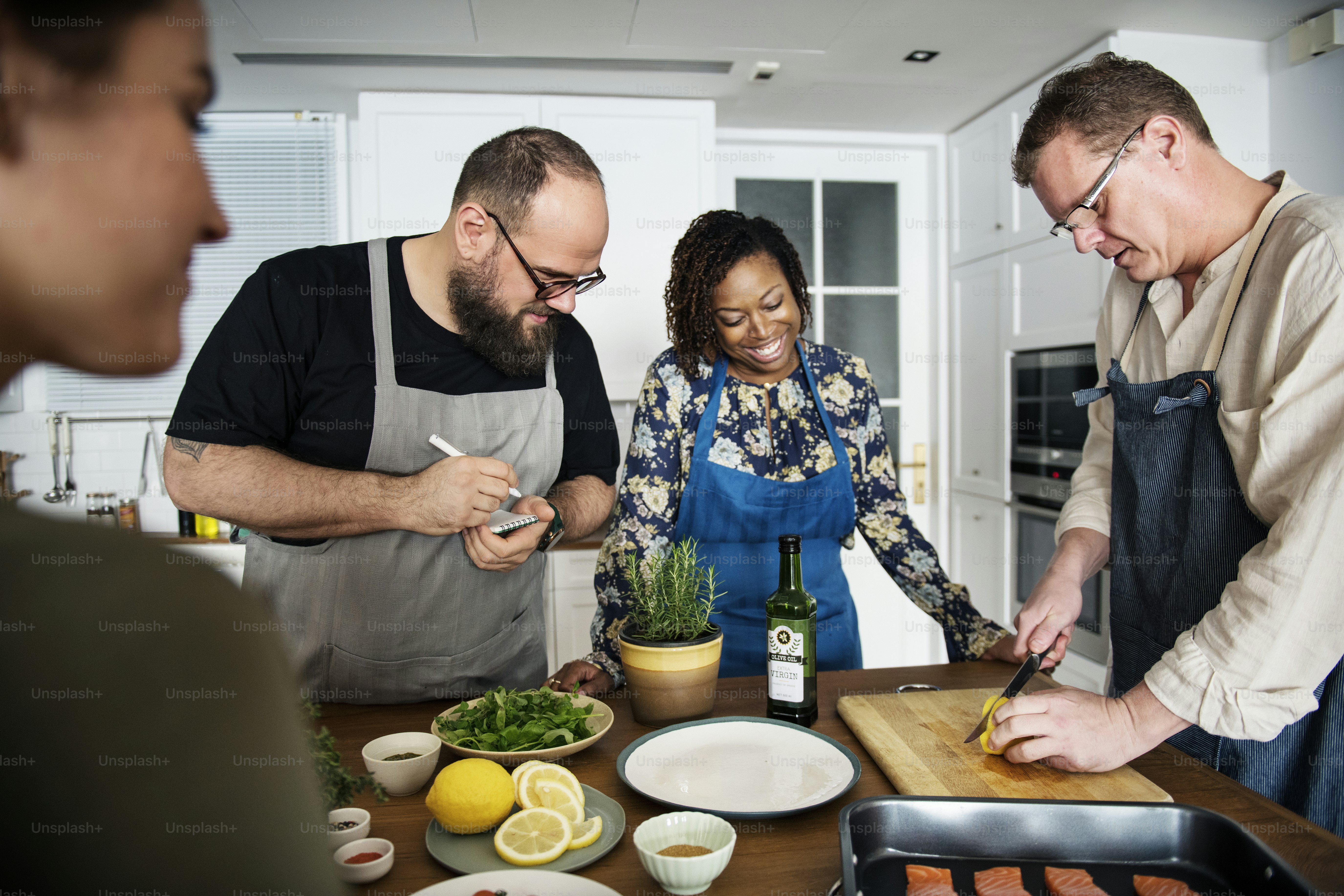 Diverse people joining cooking class photo – Kitchen Image on Unsplash