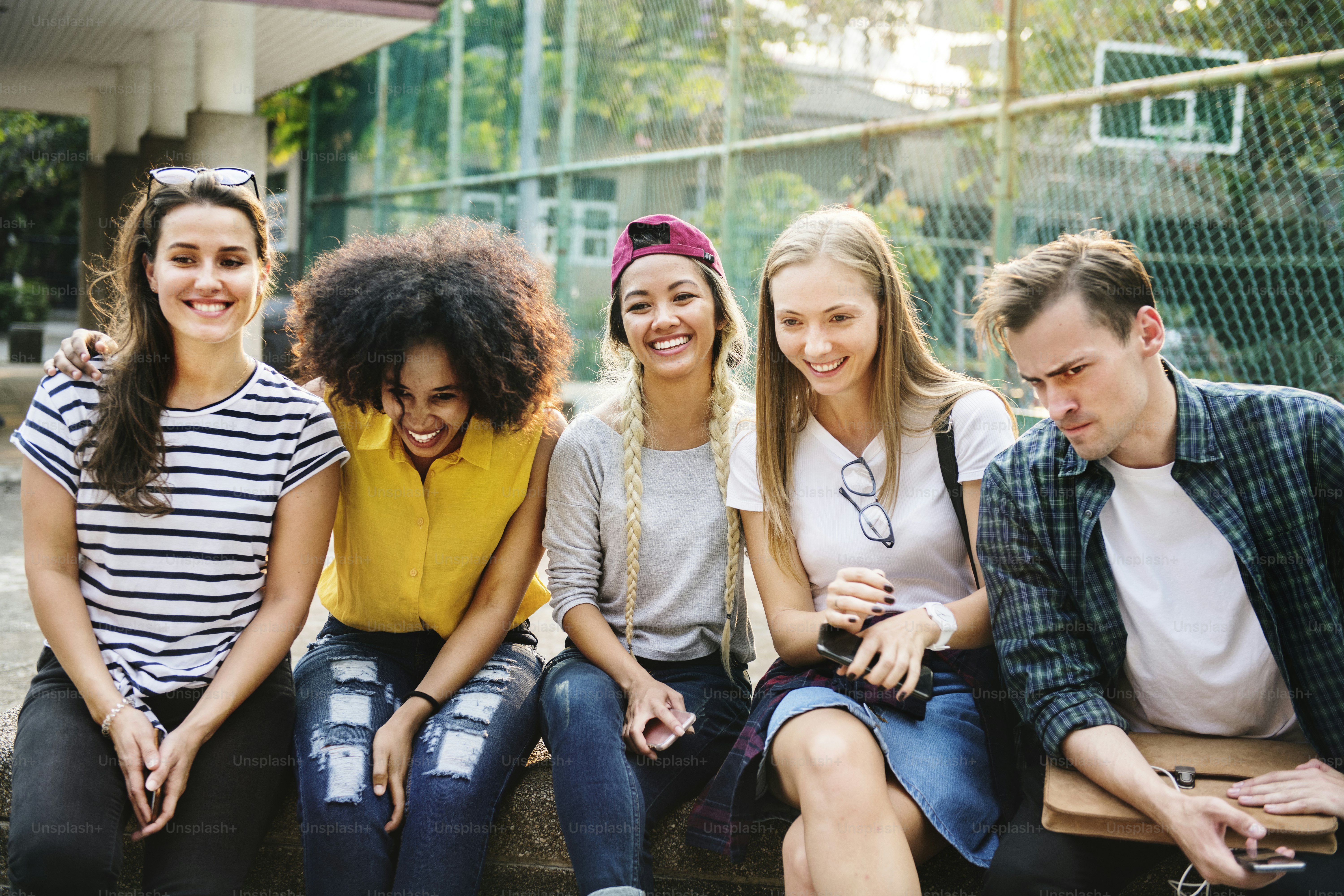 Diverse group of friends hanging out in the park millennials and youth  culture concept photo – Outdoor Image on Unsplash, image size:3000x2000