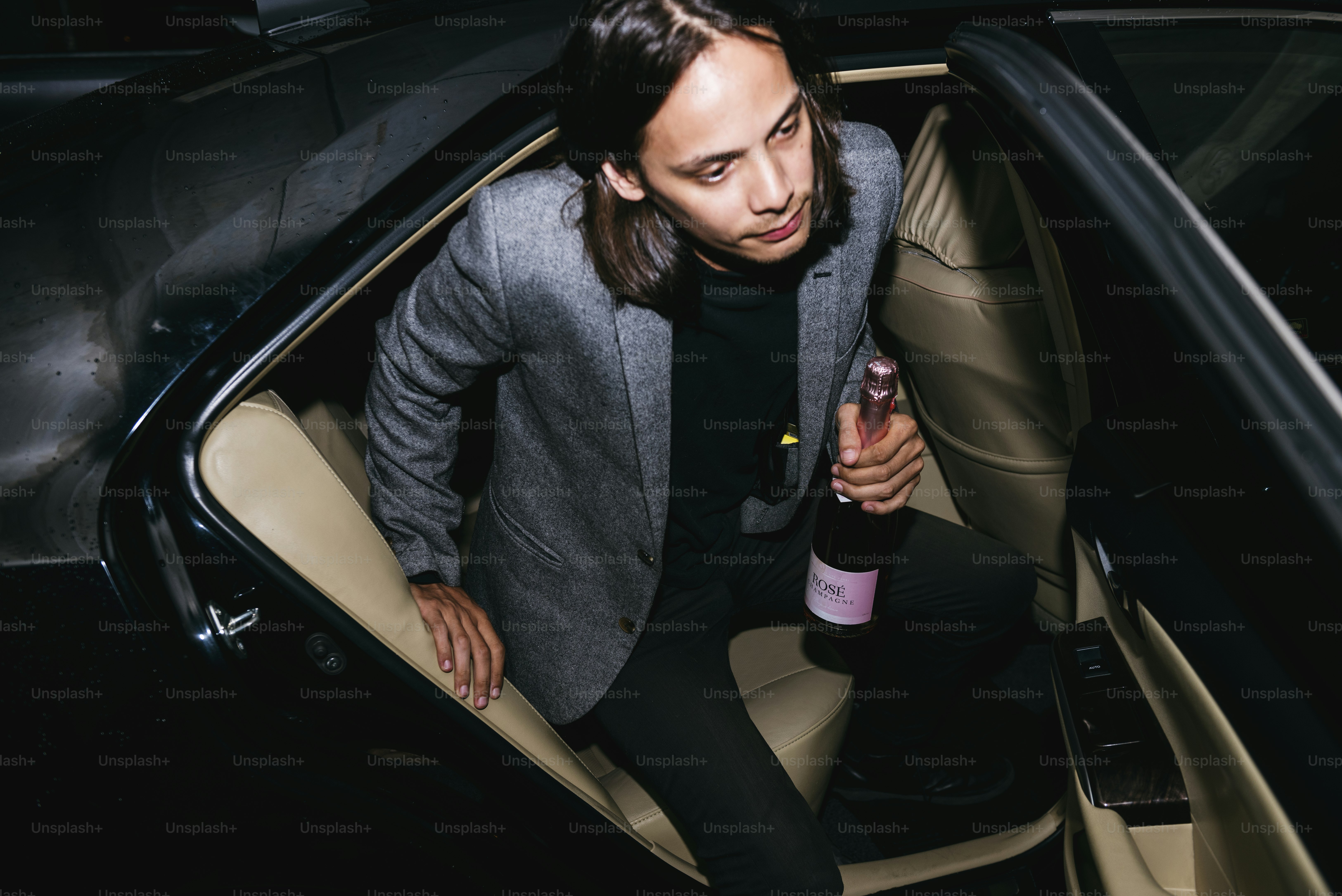 Homme sortant d’une voiture