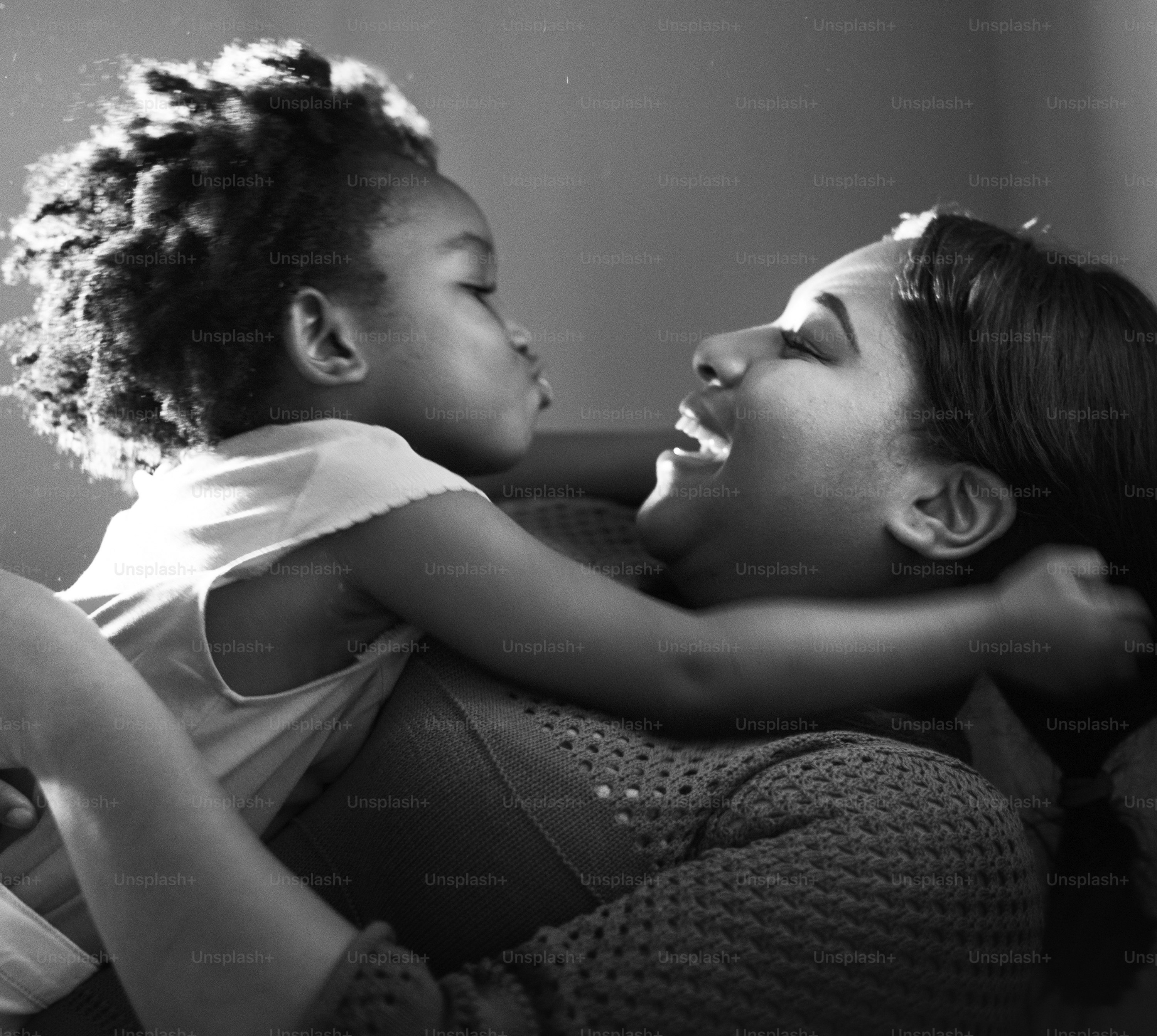 Ibu dan anak perempuan Afrika bersenang-senang bersama
