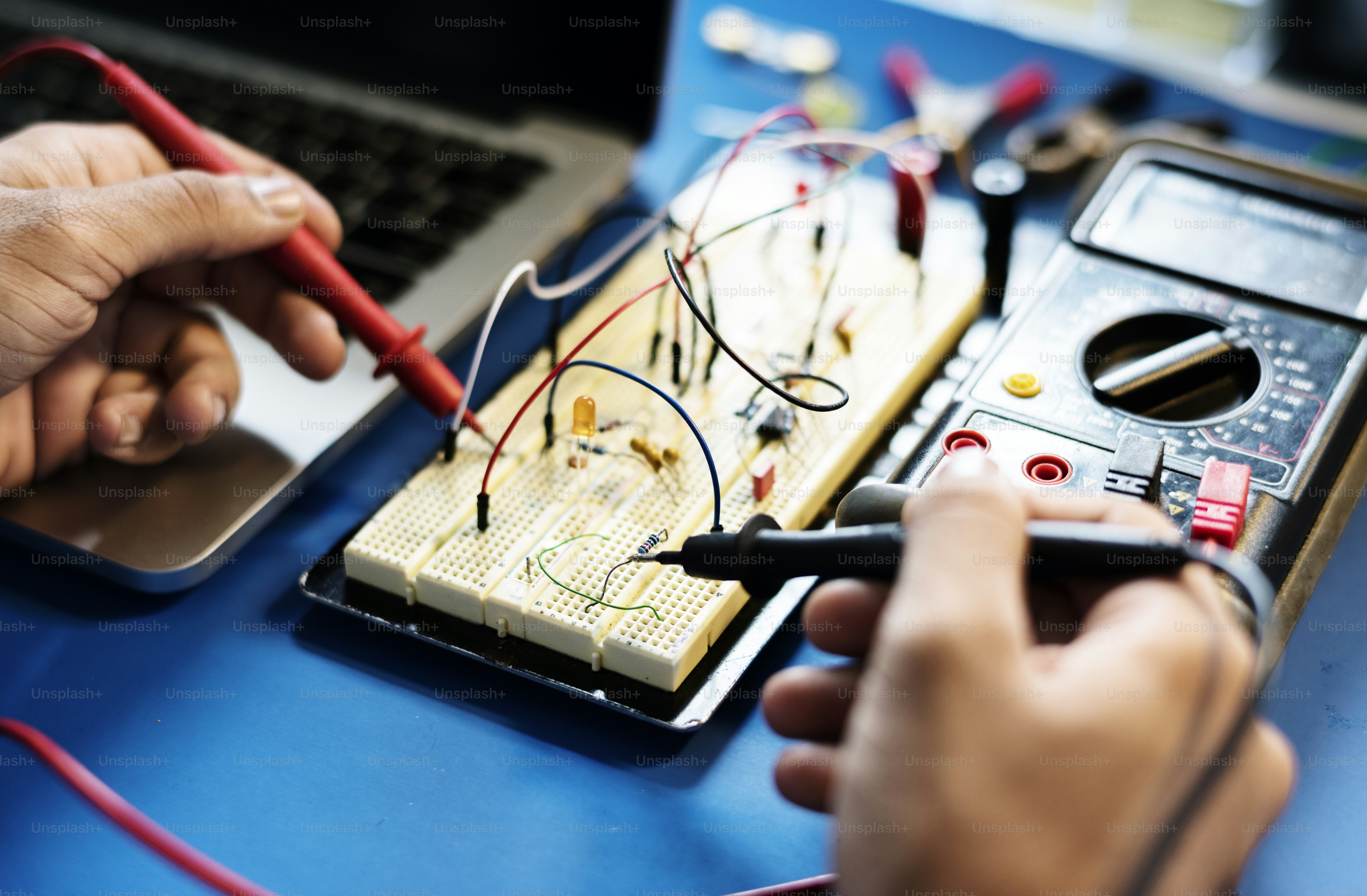 Elektrikář při práci