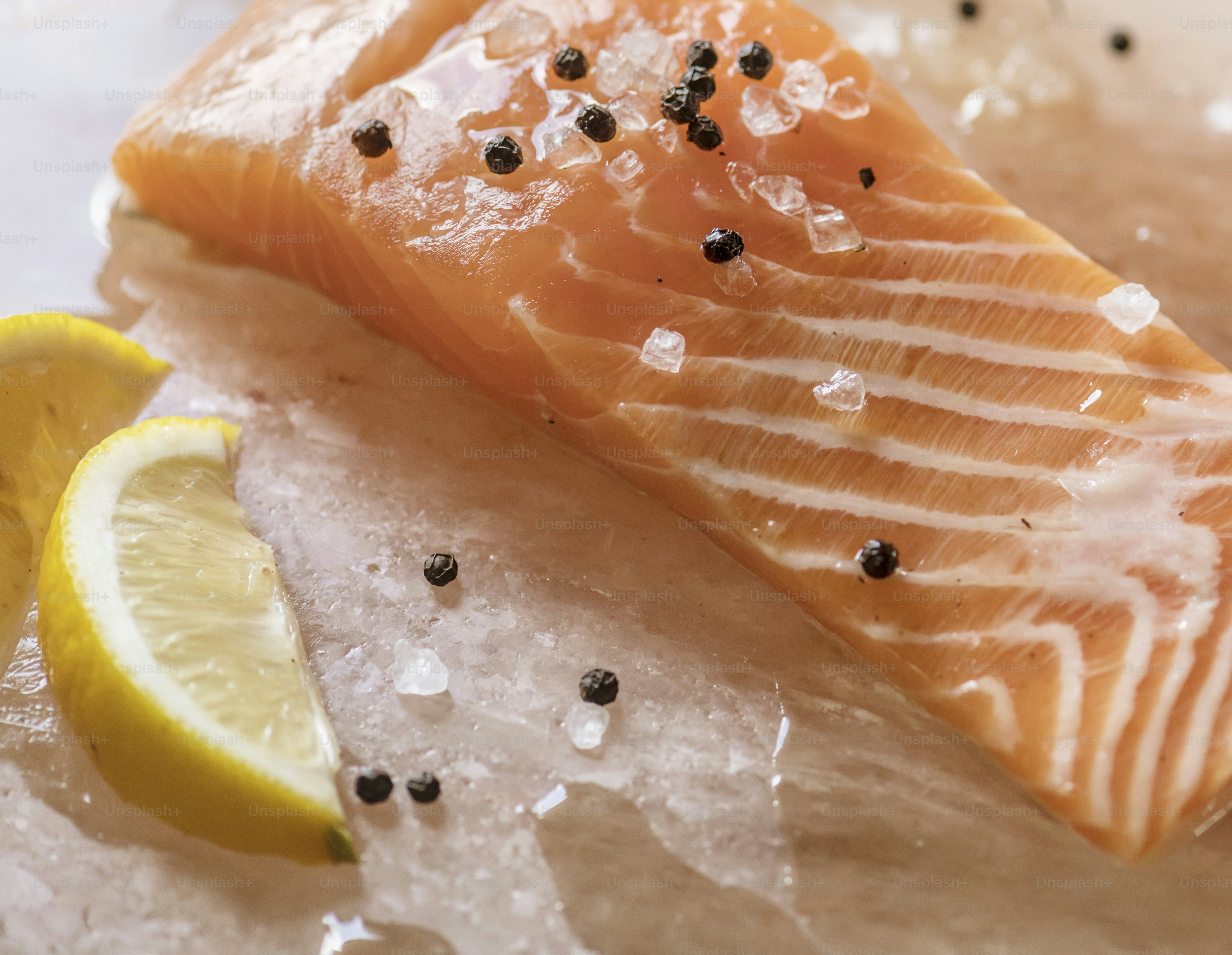 Idea de receta de fotografía de salmón fresco con tomillo