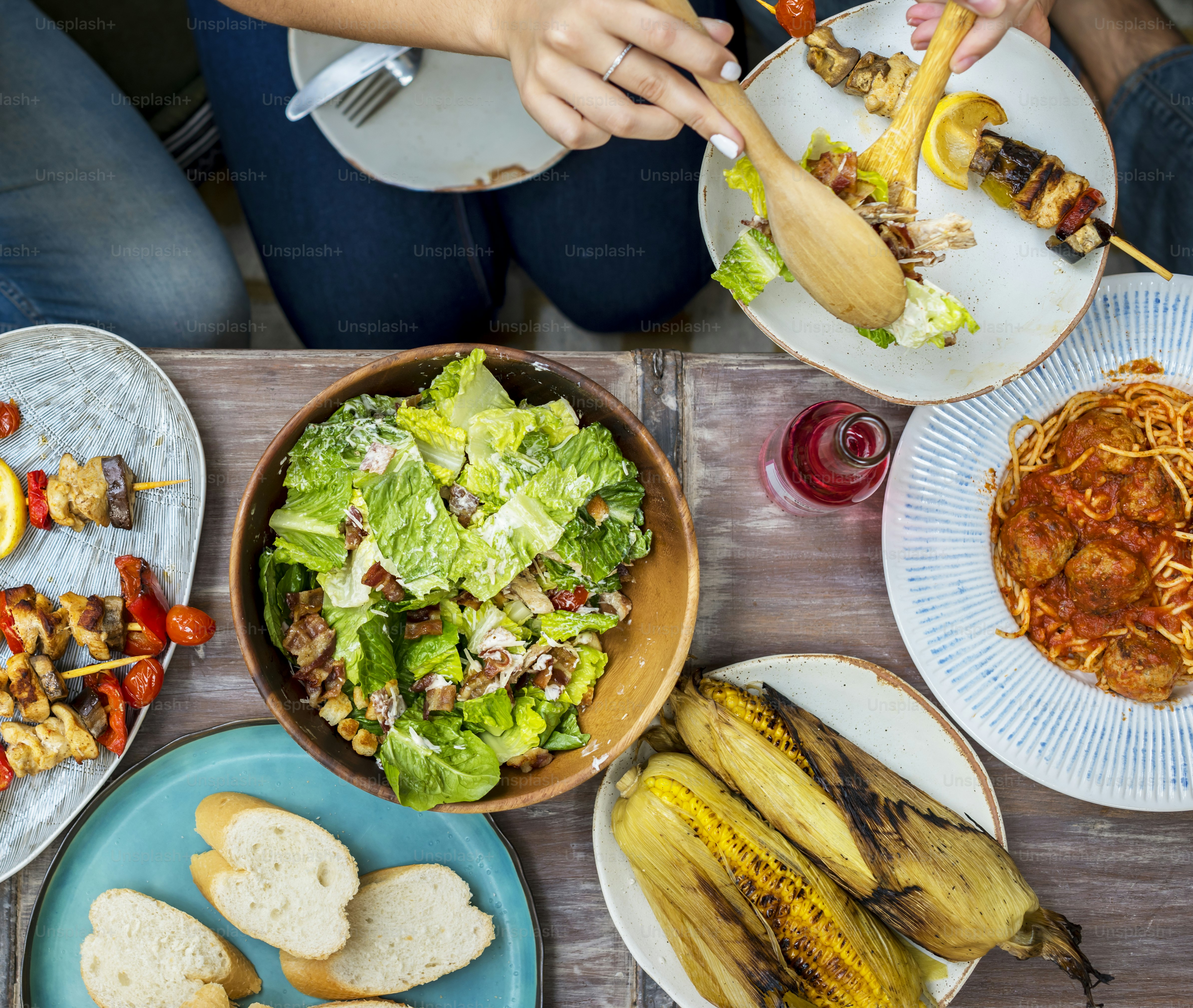 Diversas pessoas comendo comida togethr