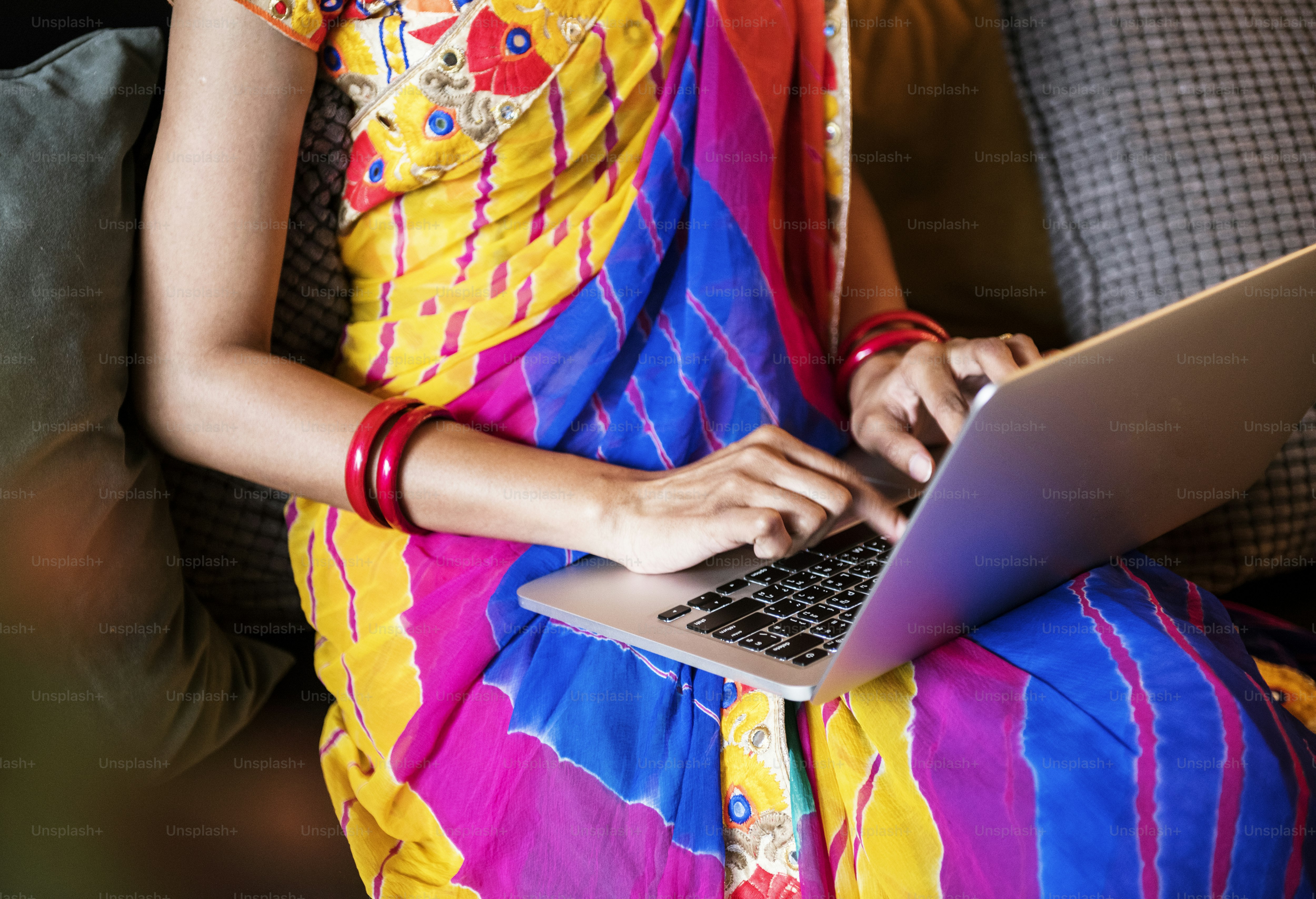 Mulher indiana está usando laptop de computador