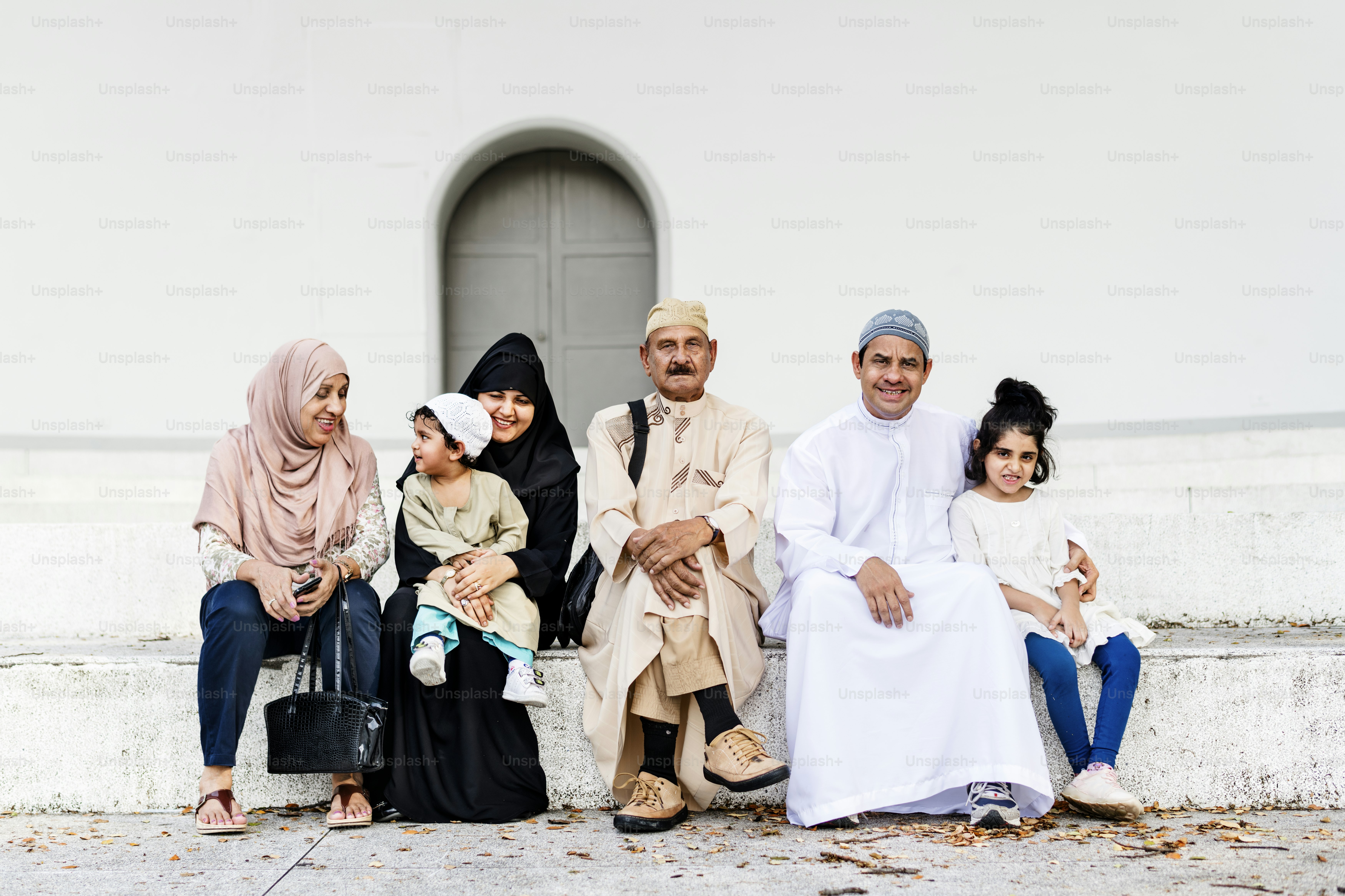 Famille musulmane assise ensemble à l’extérieur