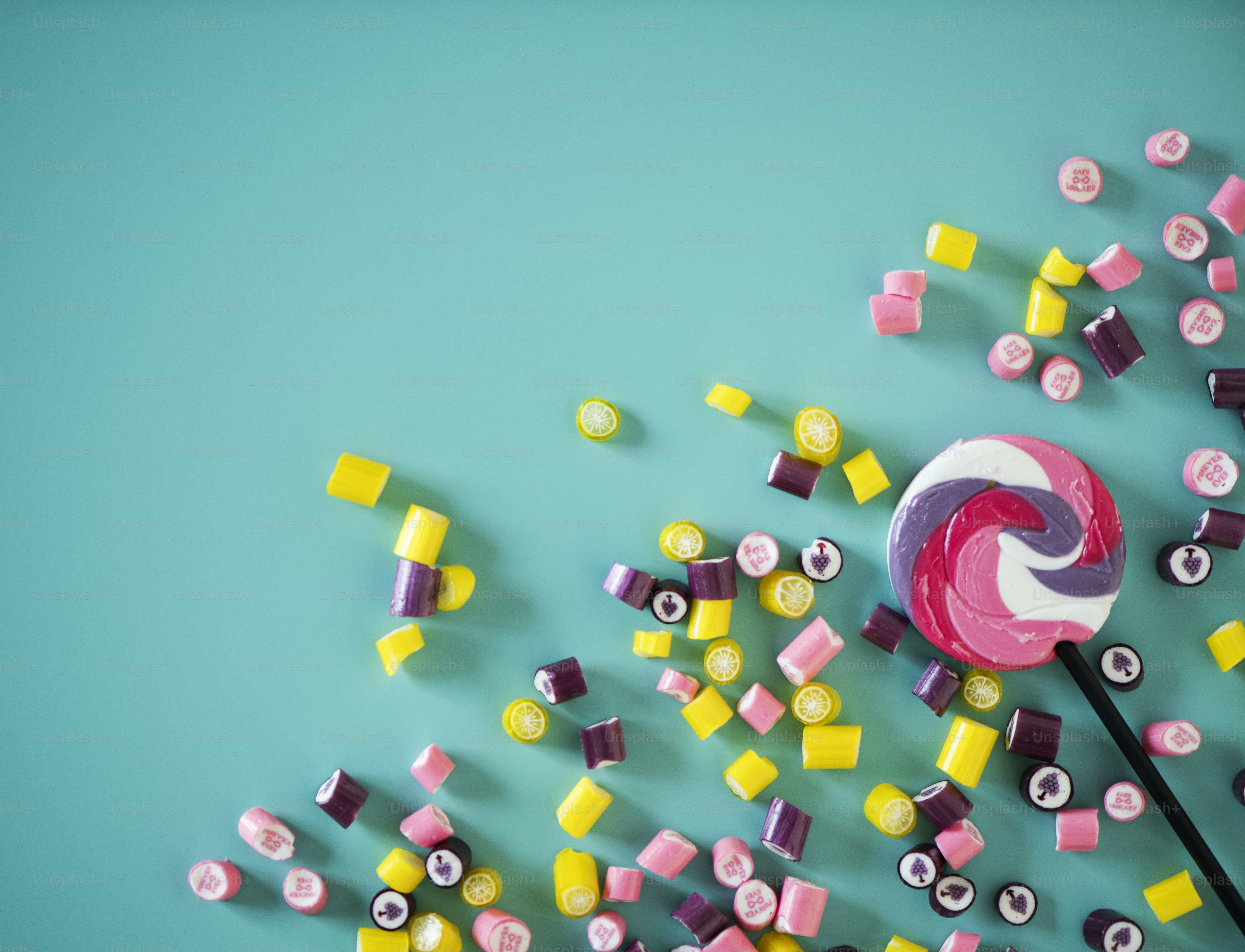 Flache Schicht von Süßigkeiten isoliert