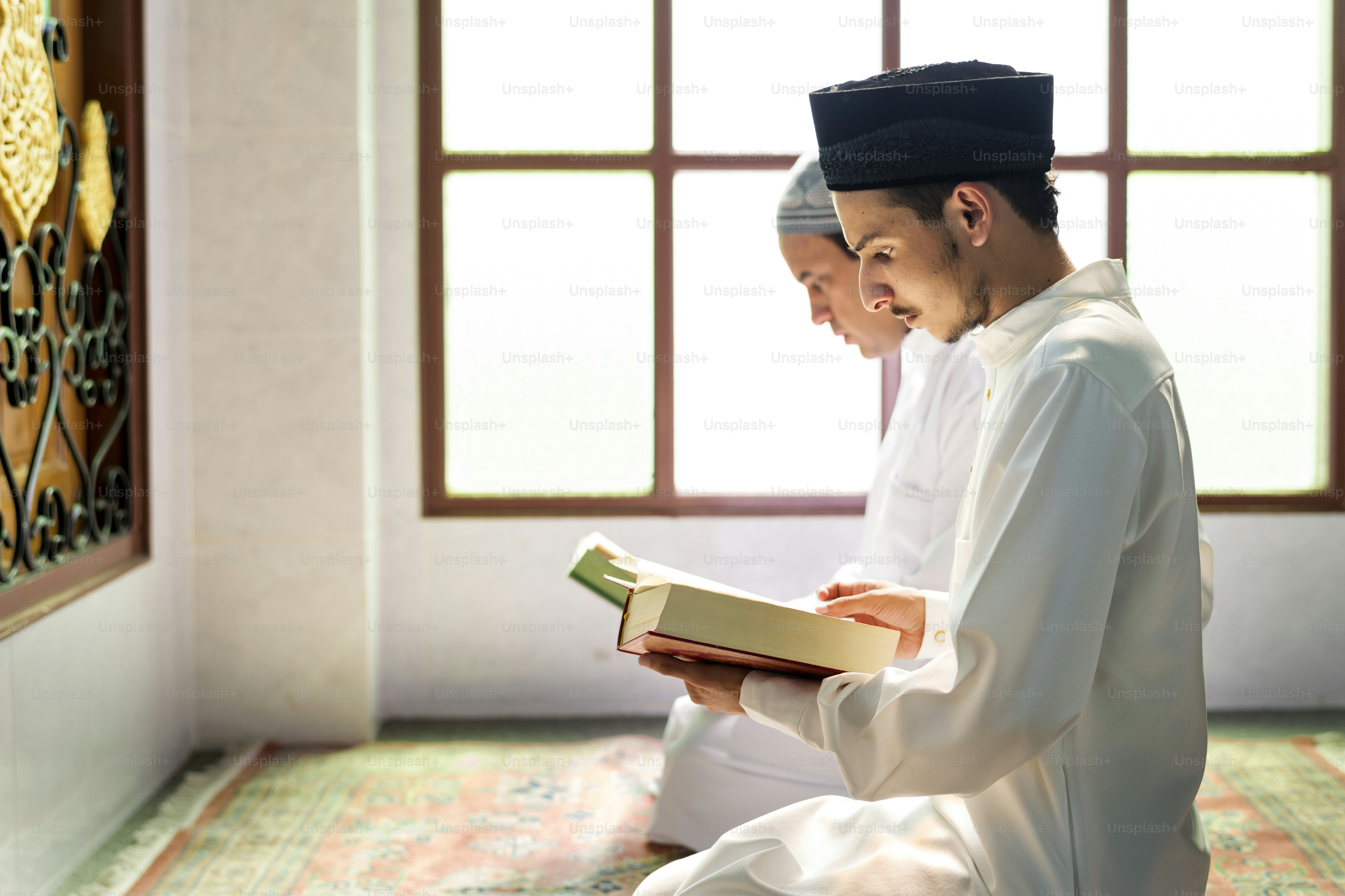 Muslim membaca Al-Qur'an