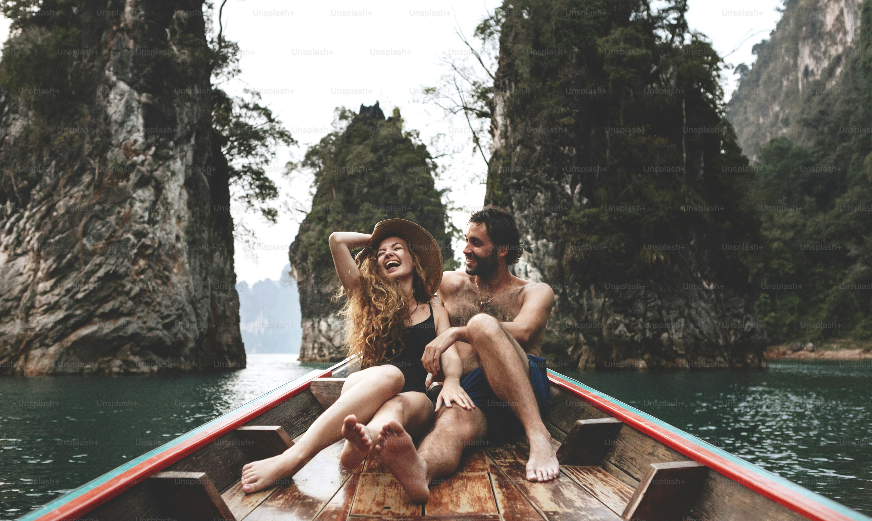 Pasangan berperahu di danau yang tenang