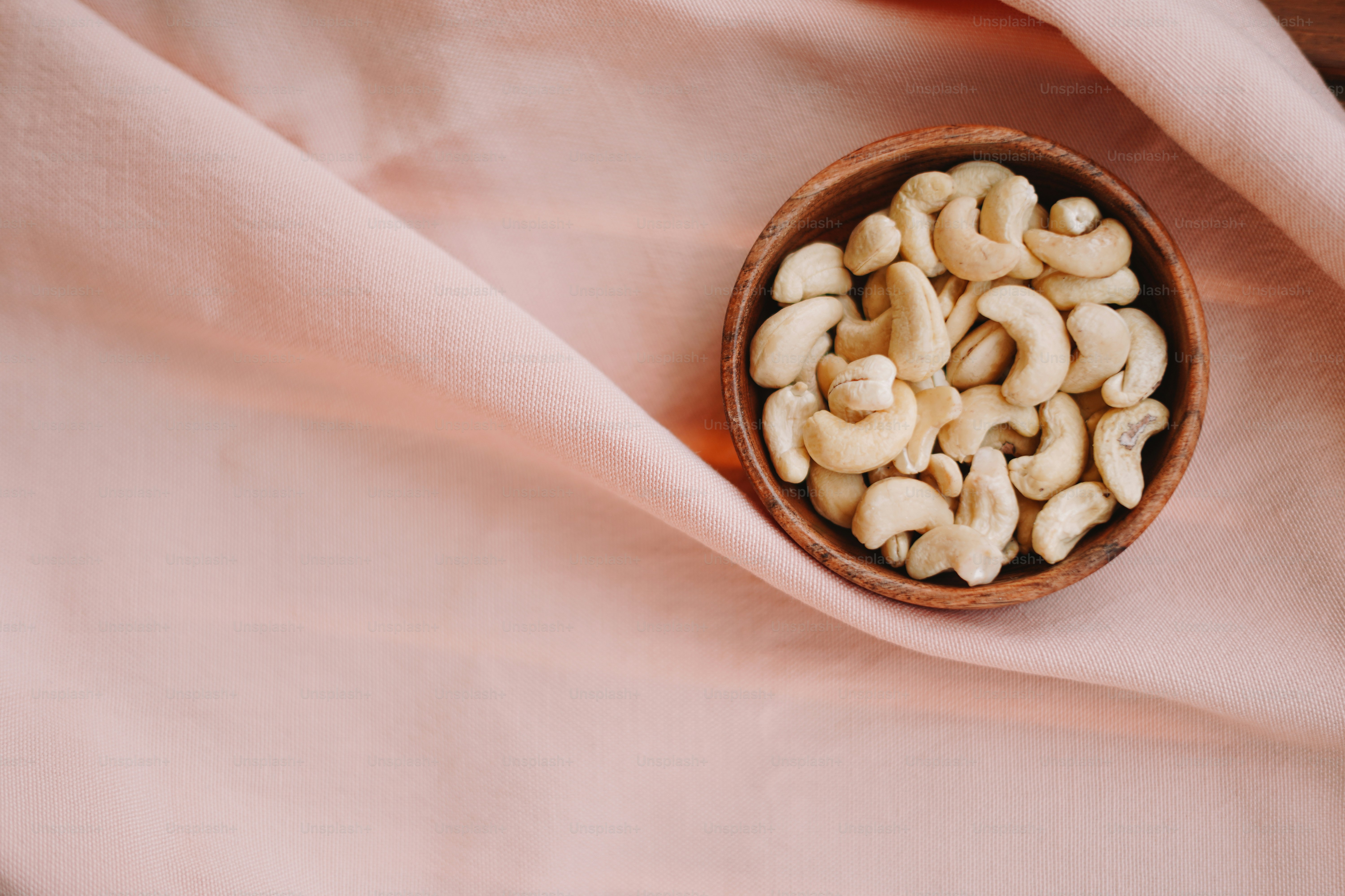 Una ciotola di legno piena di maccheroni e formaggio