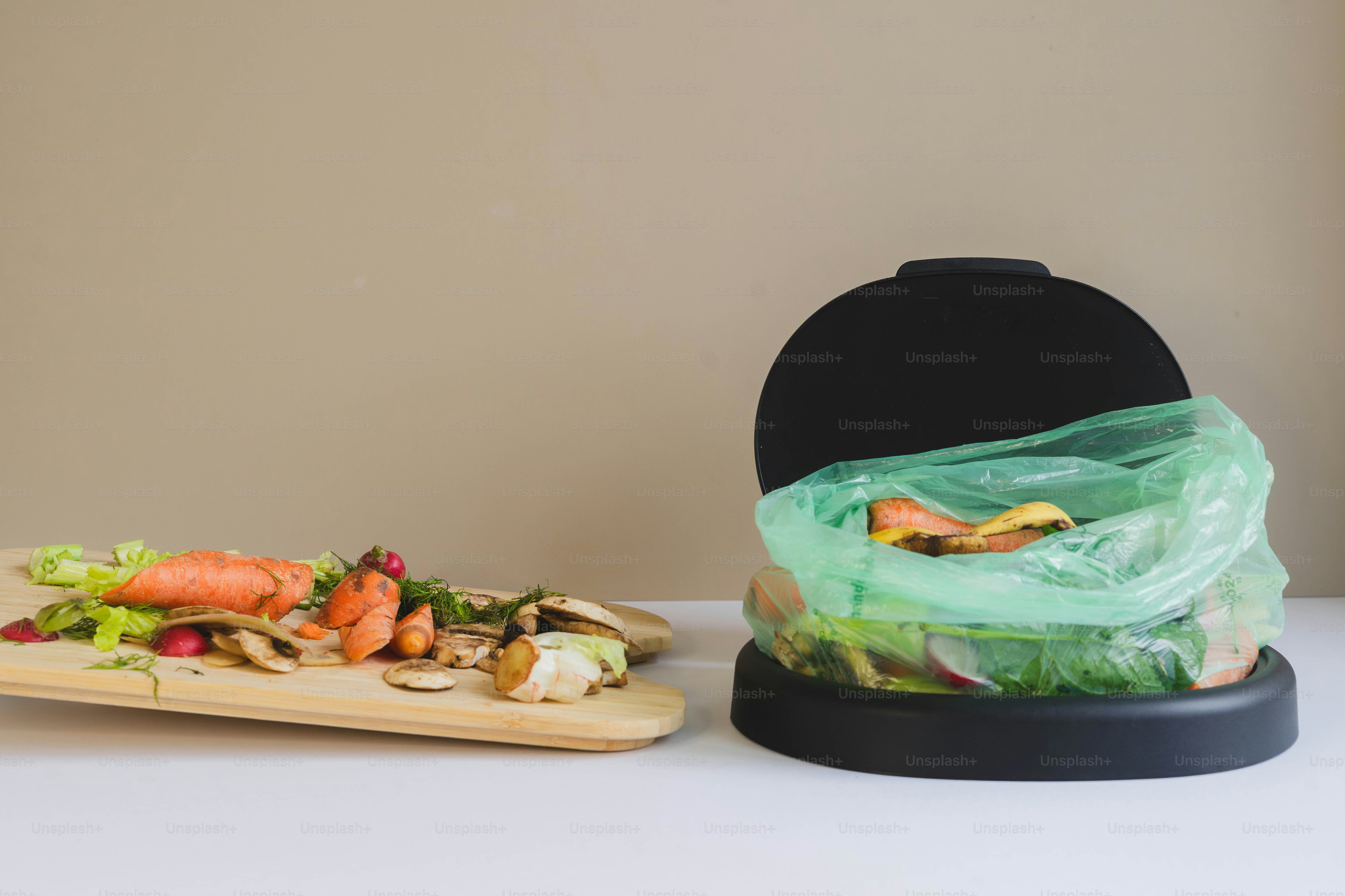 Un plato de comida sobre una mesa junto a una bolsa de plástico