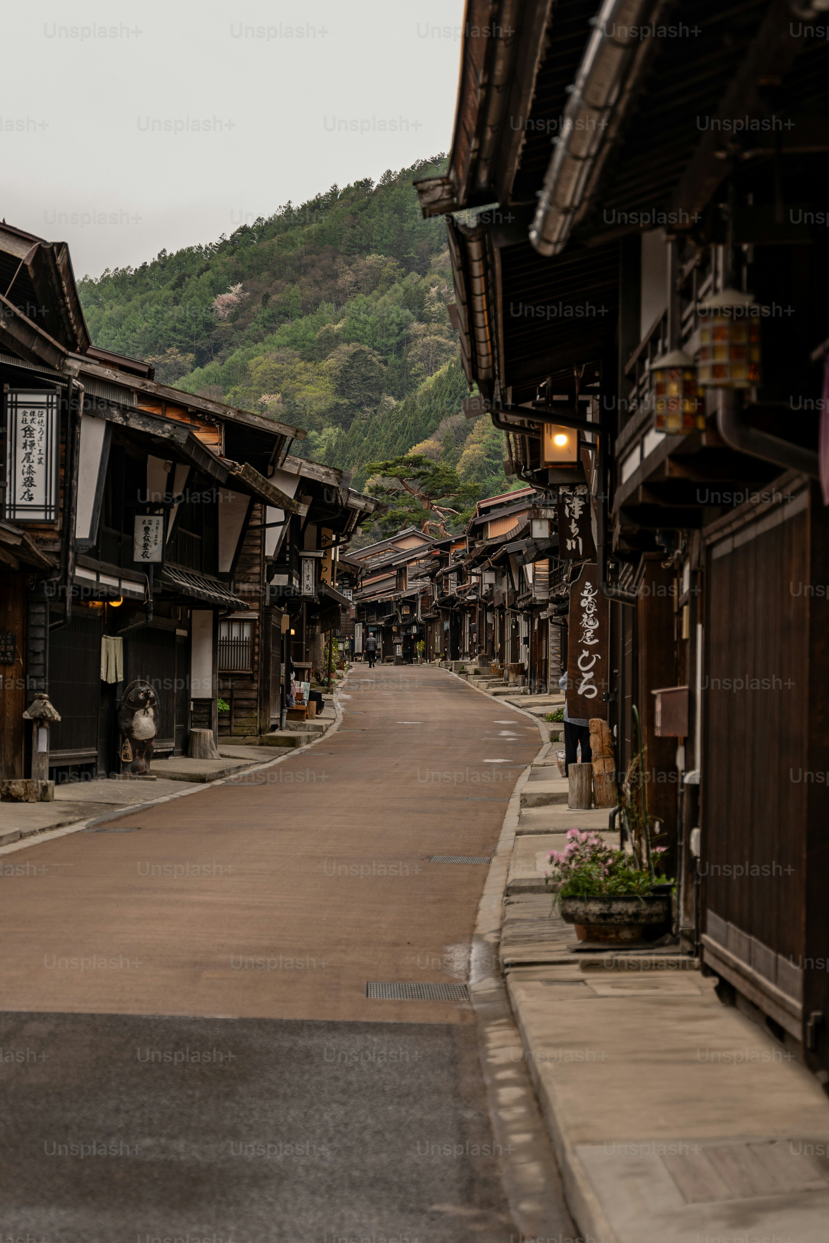 Une rue vide avec une montagne en arrière-plan