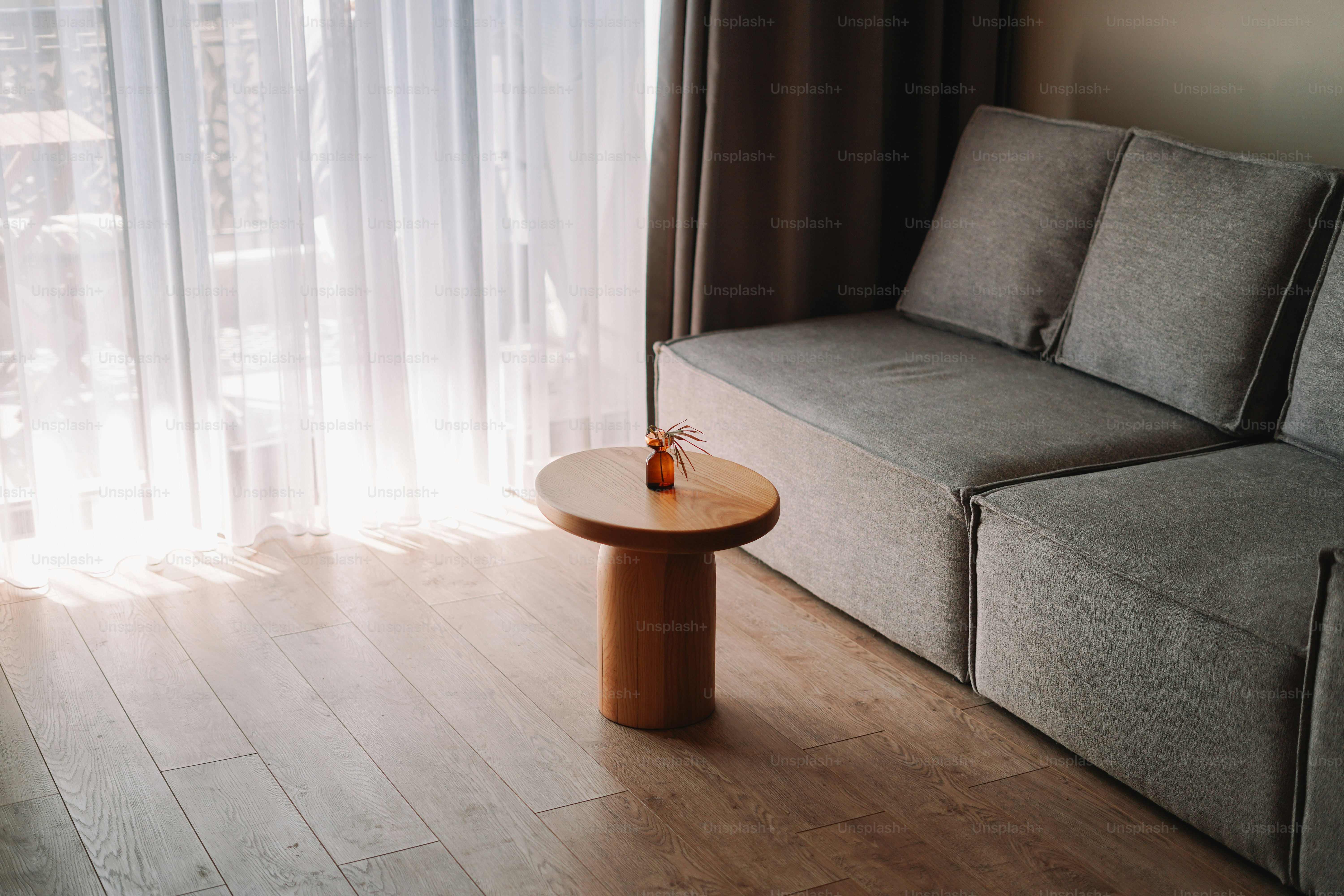 Meja kayu minimalis buatan tangan dalam desain interior Japandi