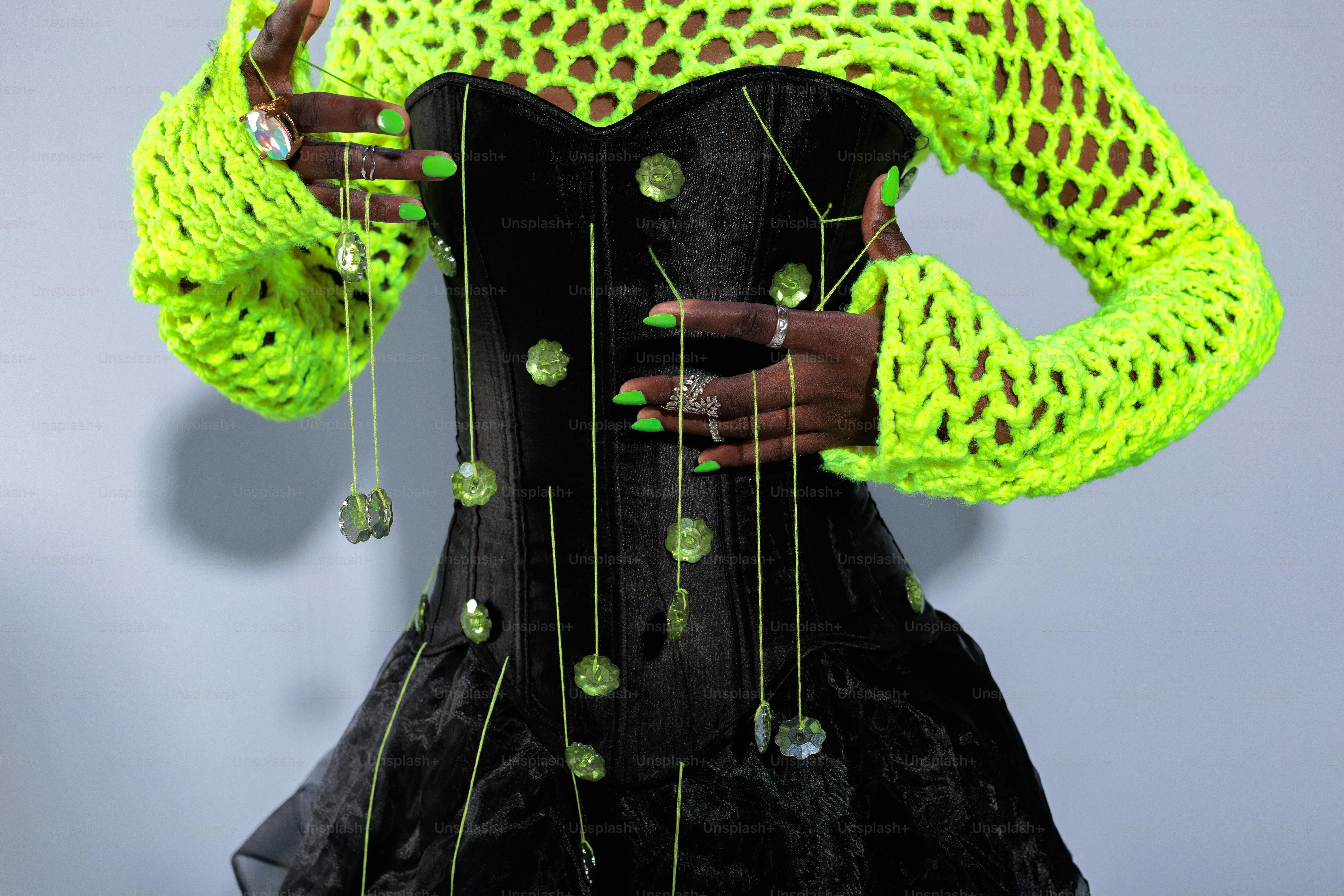 緑と黒のコルセットを身に着けた女性の写真 – Unsplashの女の子の画像 