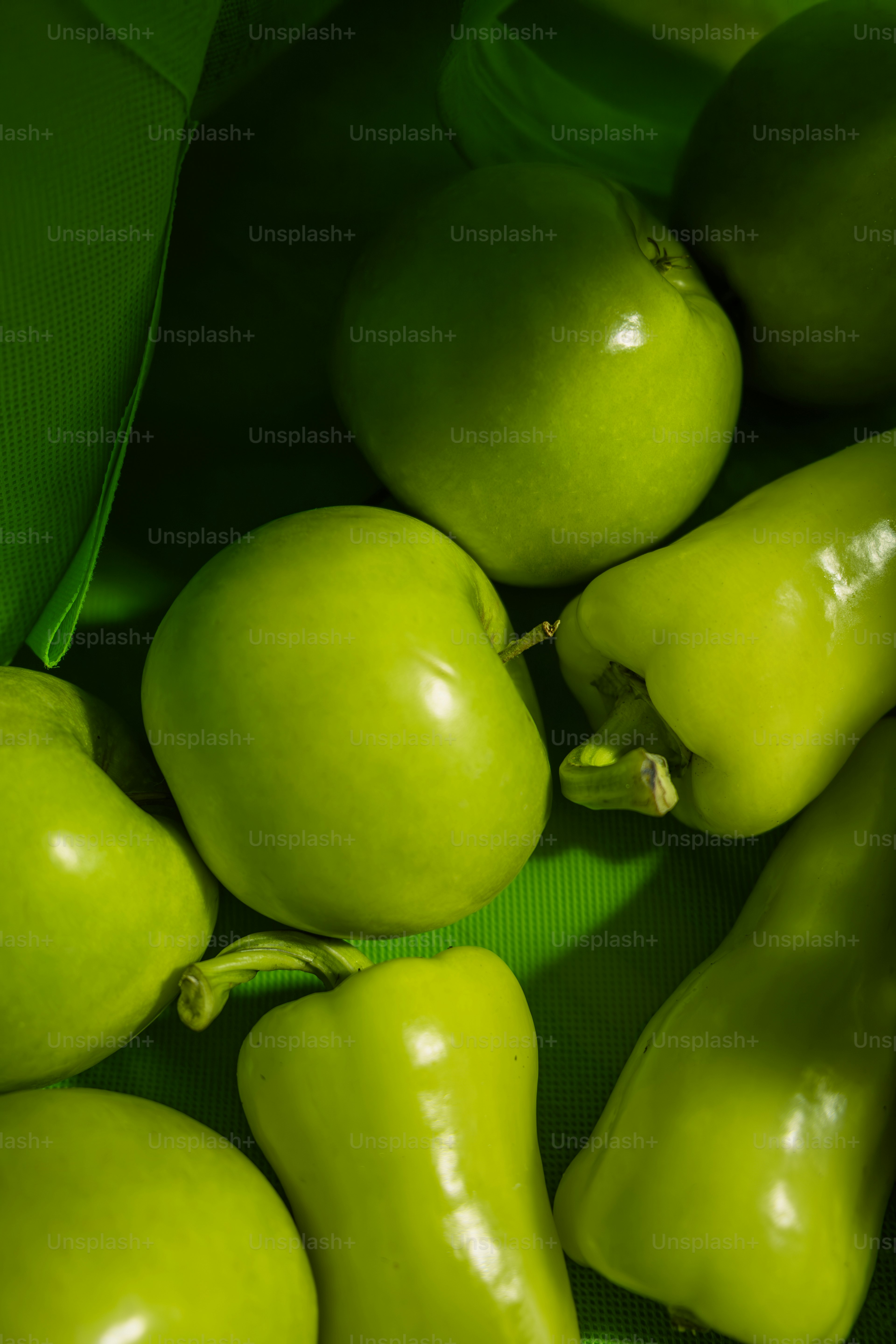 Ein Haufen grüner Äpfel und grüner Paprika