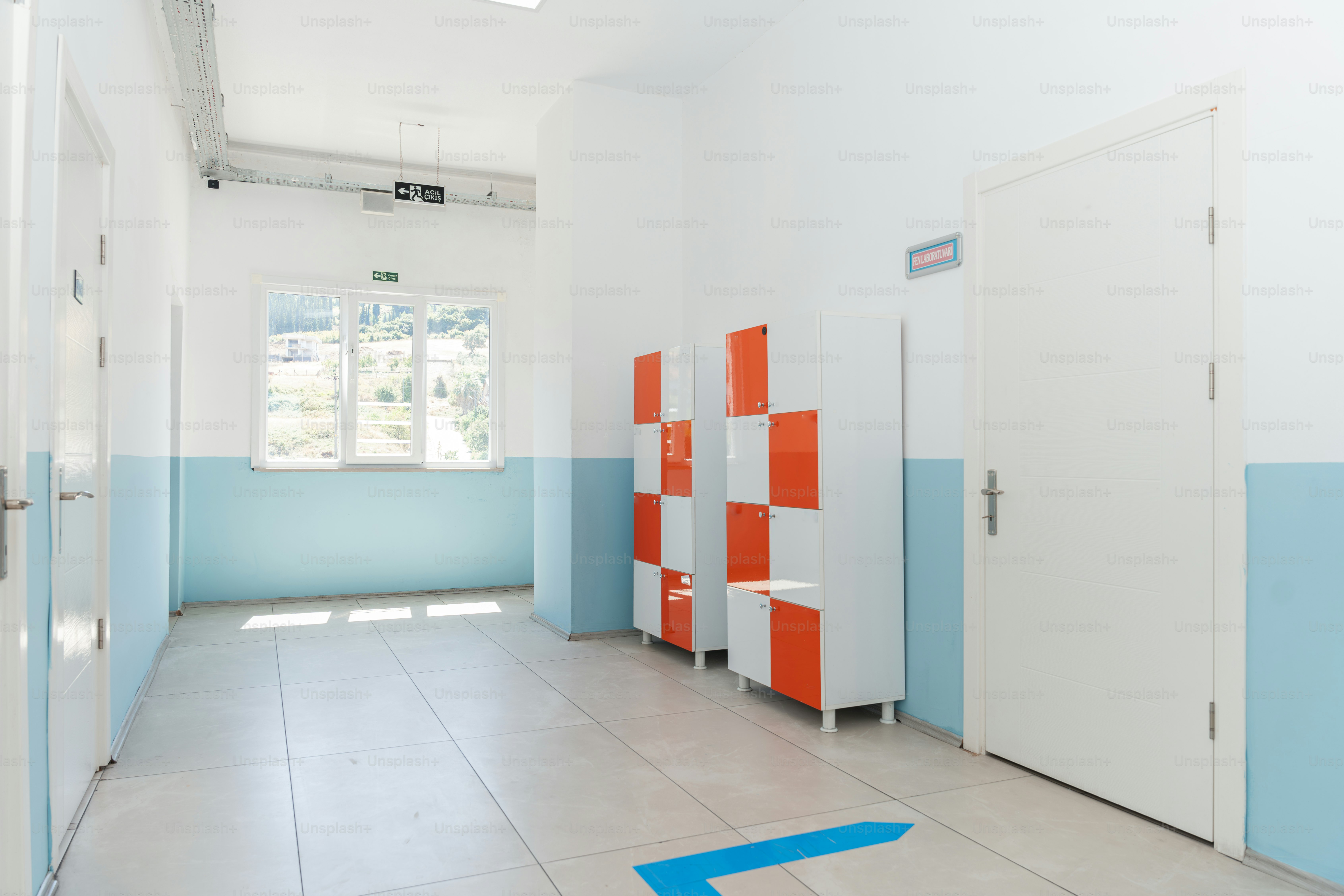 青と白の壁の空き部屋