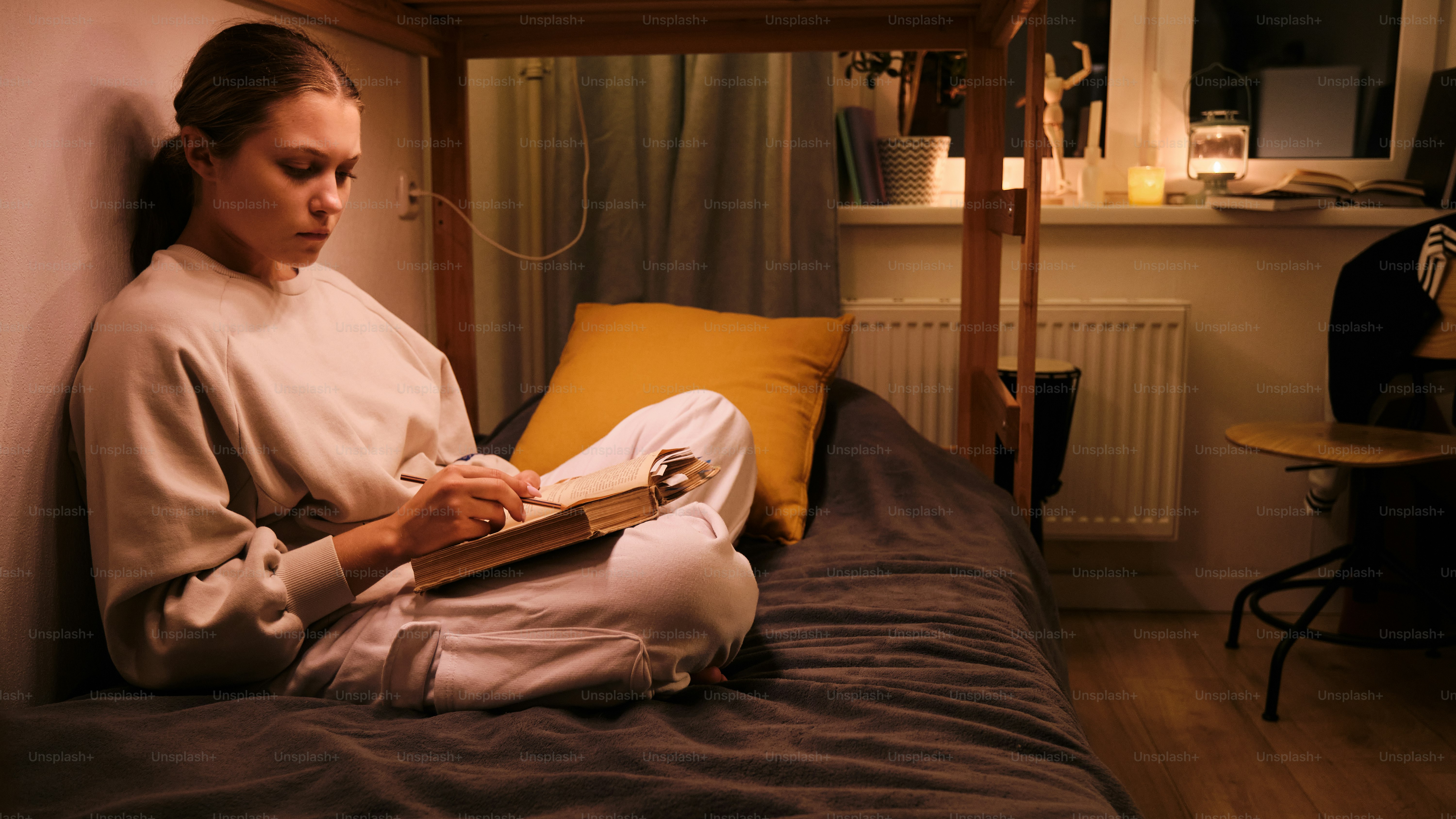 um, mulher, sentando, ligado, um, cama, leitura, um, livro