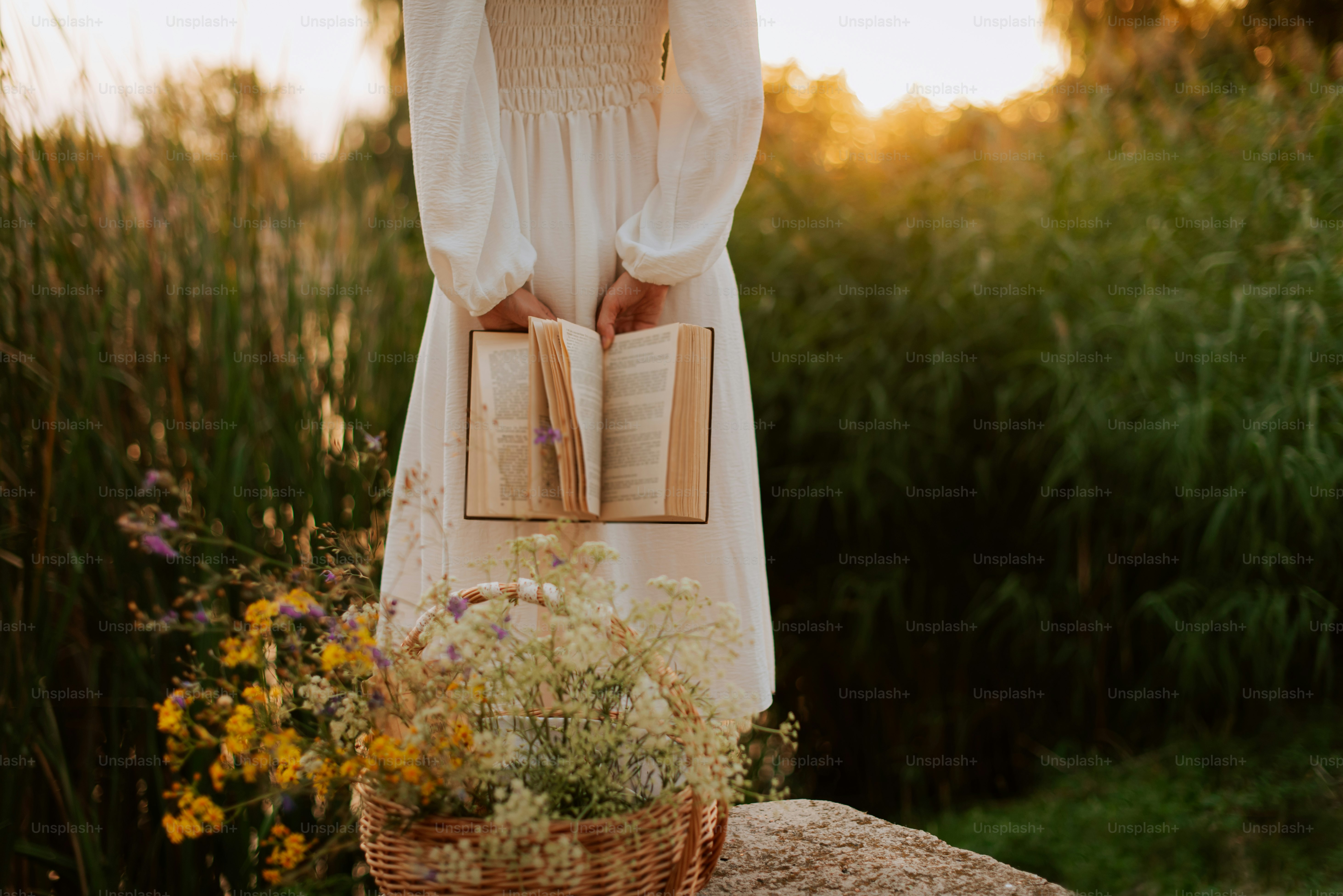 白いドレスを着て傘をさしている女性