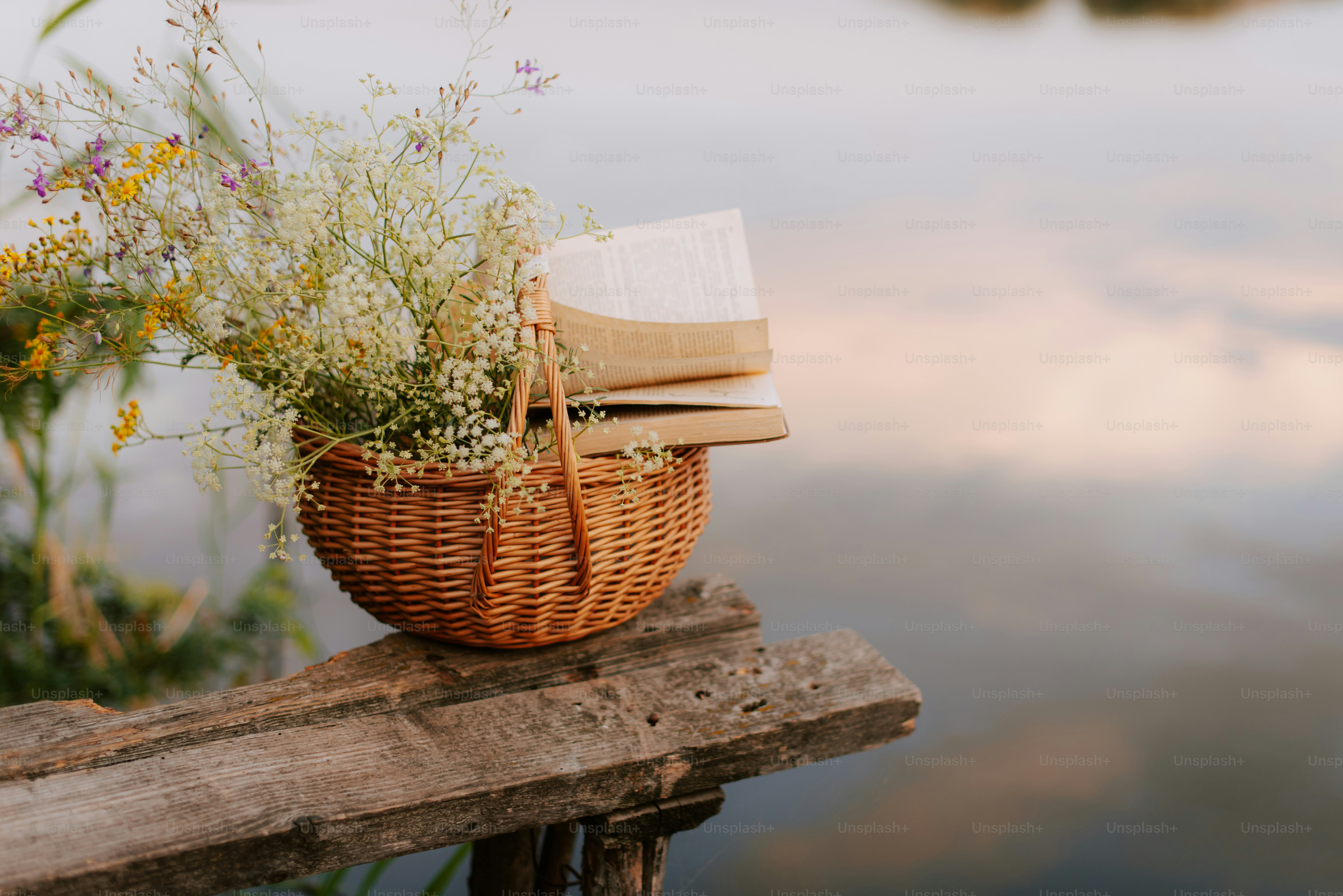 木製のテーブルの上に置かれた本のバスケット